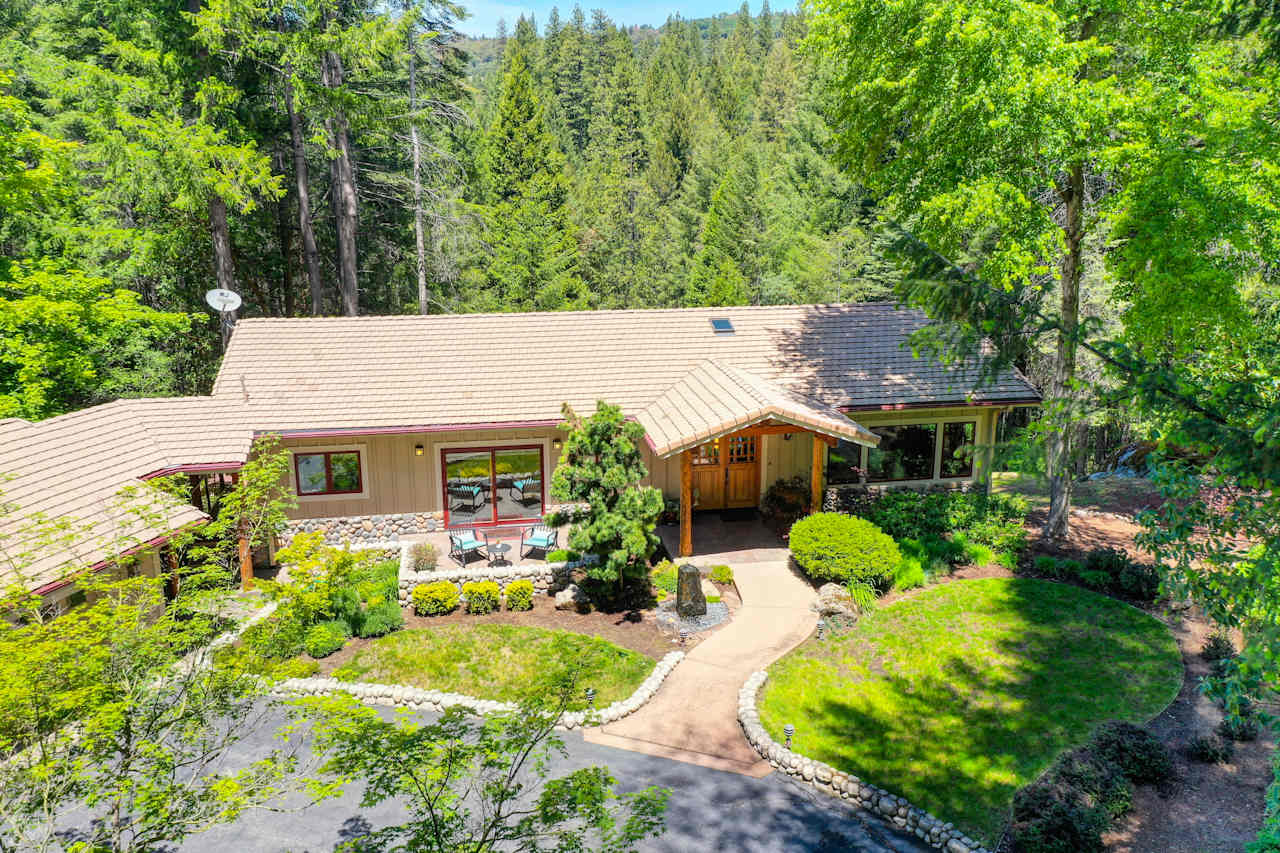 Creek-Front Cabin, 8 Acres +Hot Tub