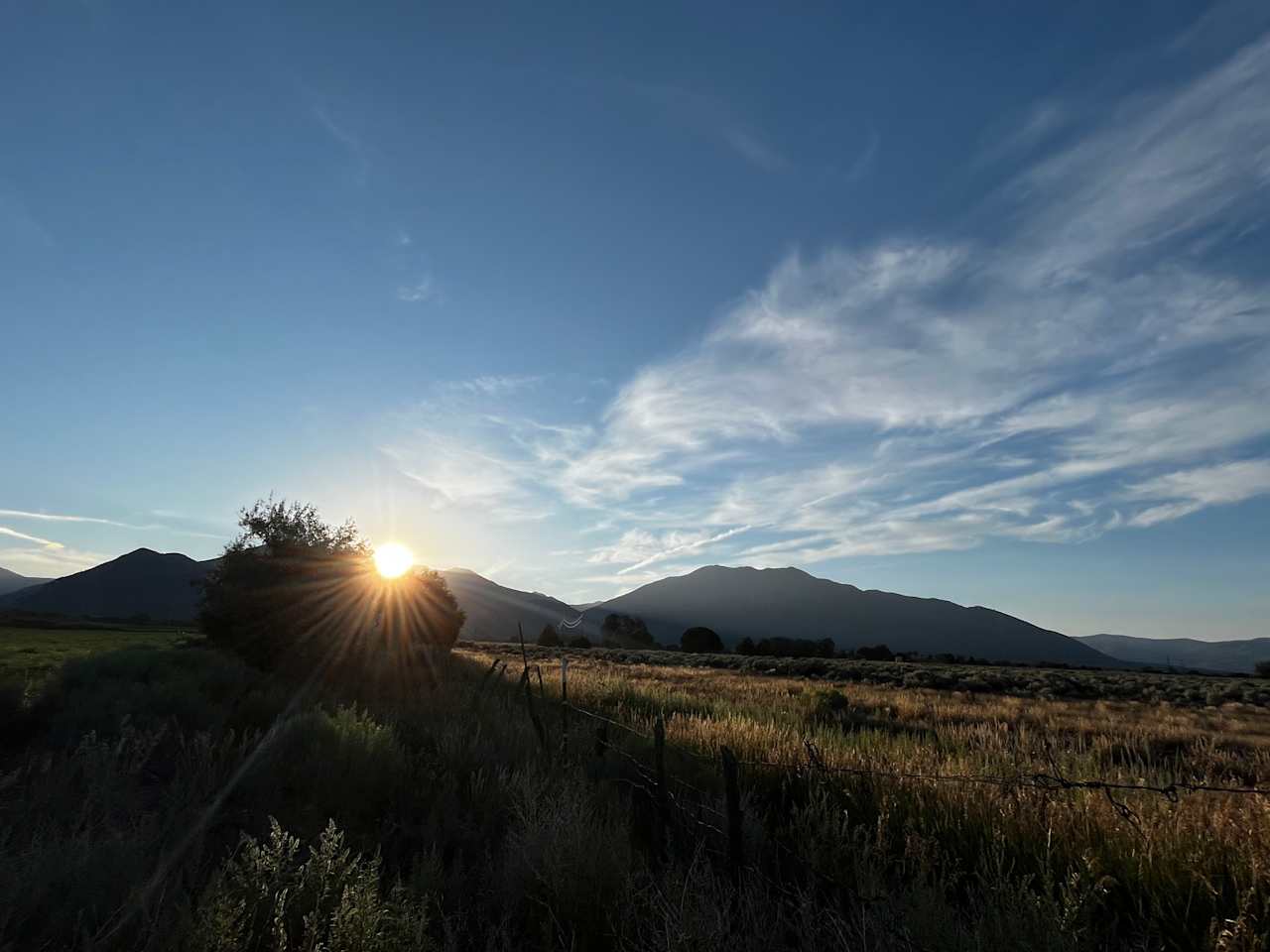 Las primeras rayas del crepúsculo pegan al llano - Des Montes. NM 2024