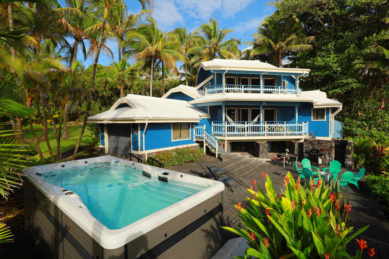 Black Sand Beach Bungalow +Swim Spa