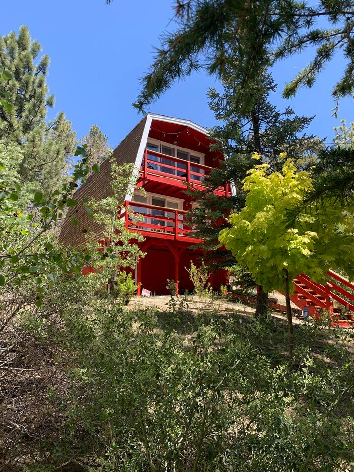 Maison Solange-Sweet Red Barn Farmhouse- Moonridge