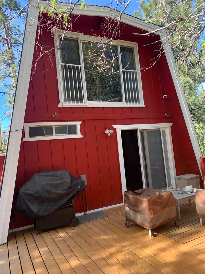 Maison Solange-Sweet Red Barn Farmhouse- Moonridge