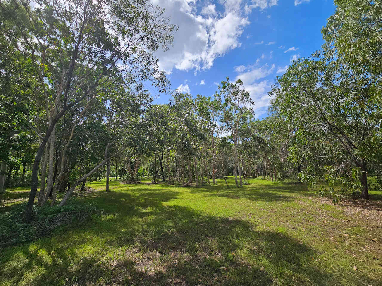 Open areas to camp in country setting and still enjoy peace and tranquillity by the dam or walking access to the river. Refresh and enjoy your journey