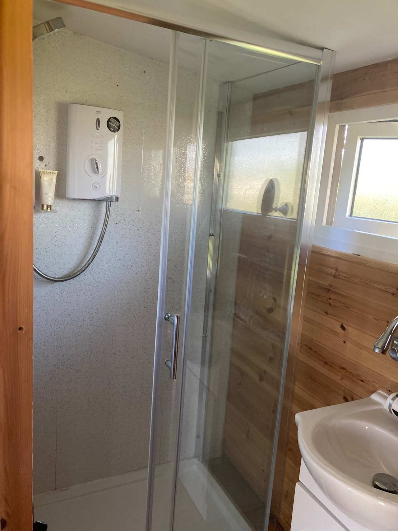 Ruby rose - hot Electric shower (jasmine add on)