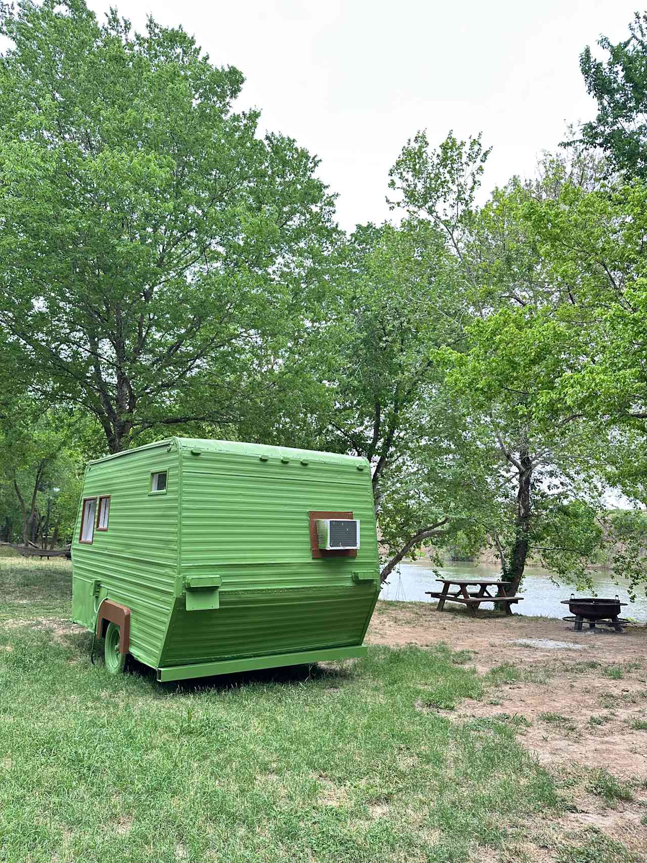 Terry's Spot! A Small Camper W/ A Queen Bed, An Rv Bunk Size Bed, AC, Roku, WiFi, Coffee Pot, Toaster, & A Mini Fridge/Freezer Combo! Enjoy The Outdoors In A Bit Of Style & Many Comforts! 