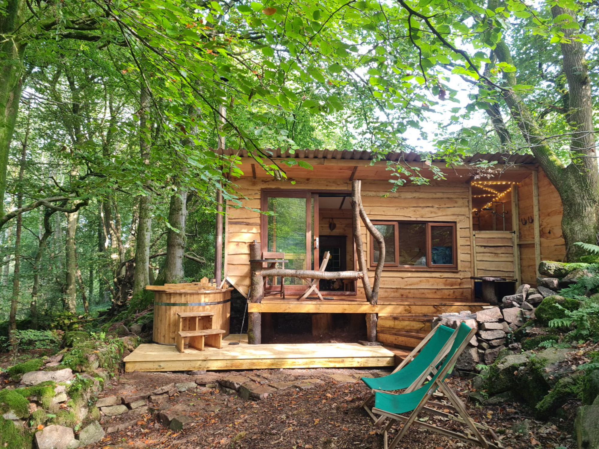 Hideaway Hut with private hottub, ensuite. Kingsize bed. woodburner.
