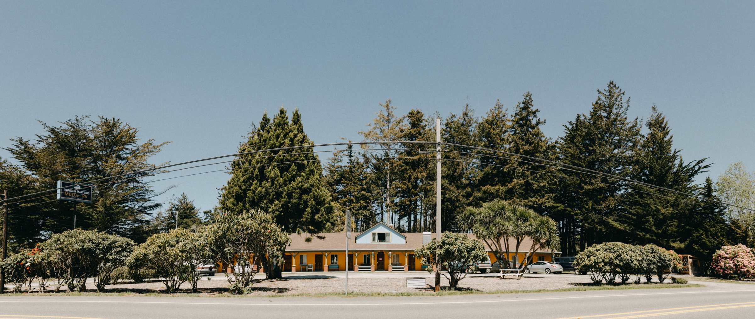 A view of the motel from the street.