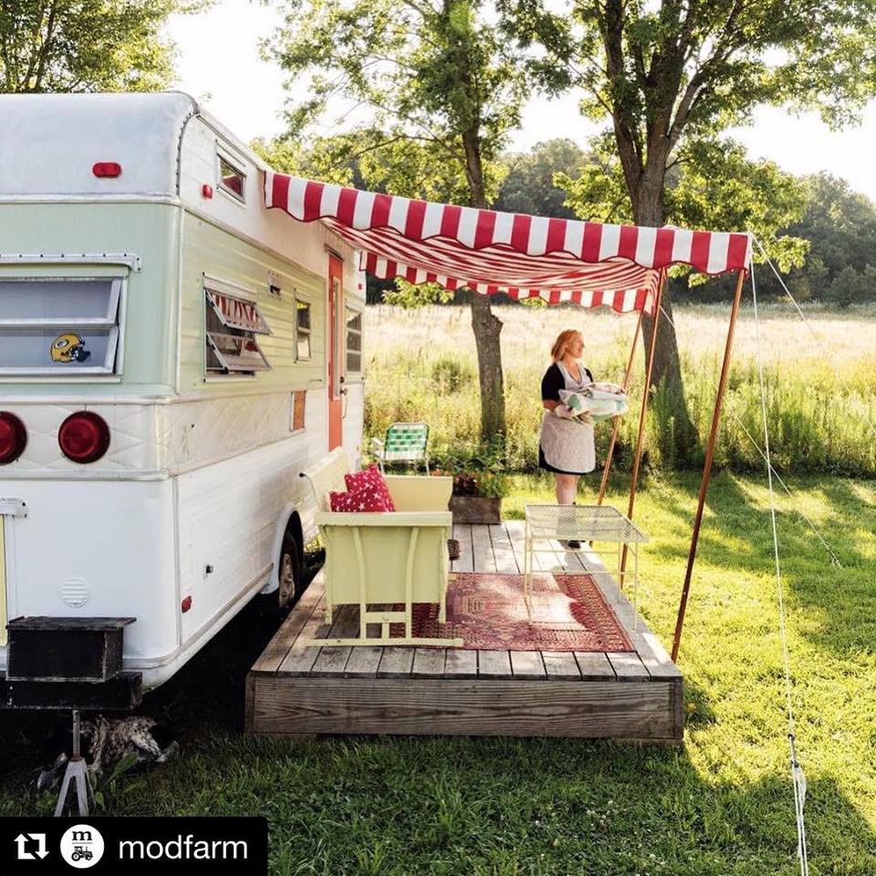 Your own vintage glamper with your own private fridge, record player, vinyl and porch! 