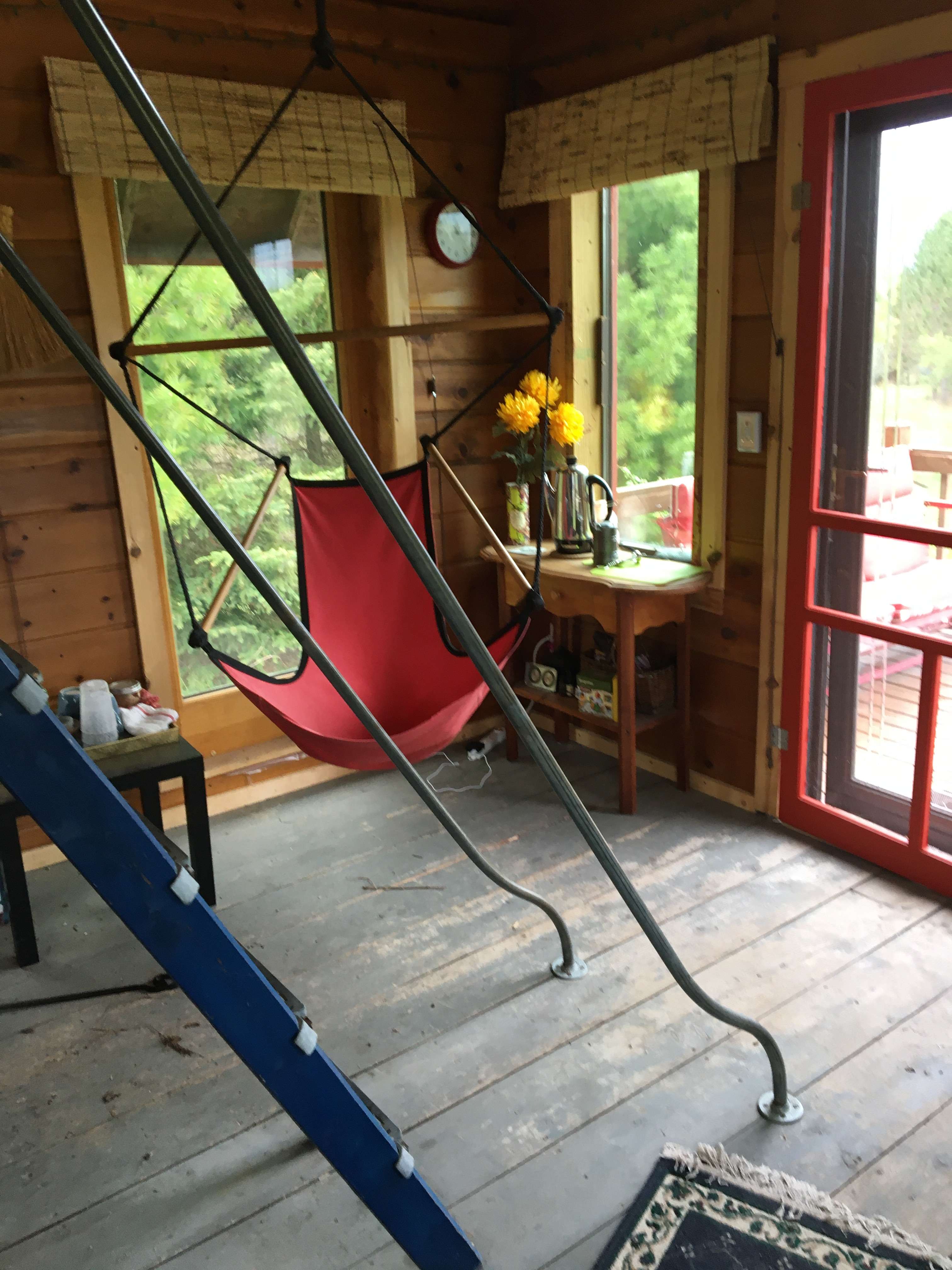 Swing chair with the coffee pot. There is tea, a pot, coffee, sweetener etc. for you.