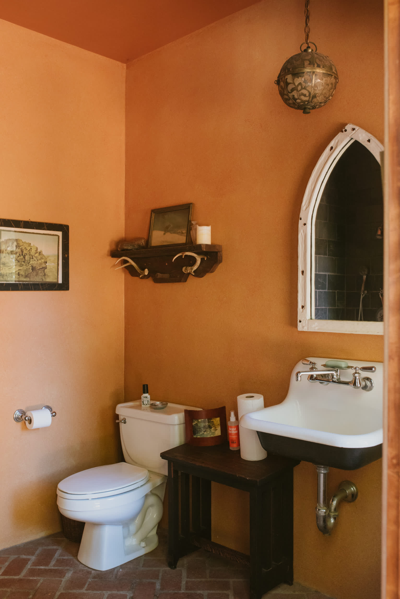 Toilet and sink available for you to use in Lisa's house. 