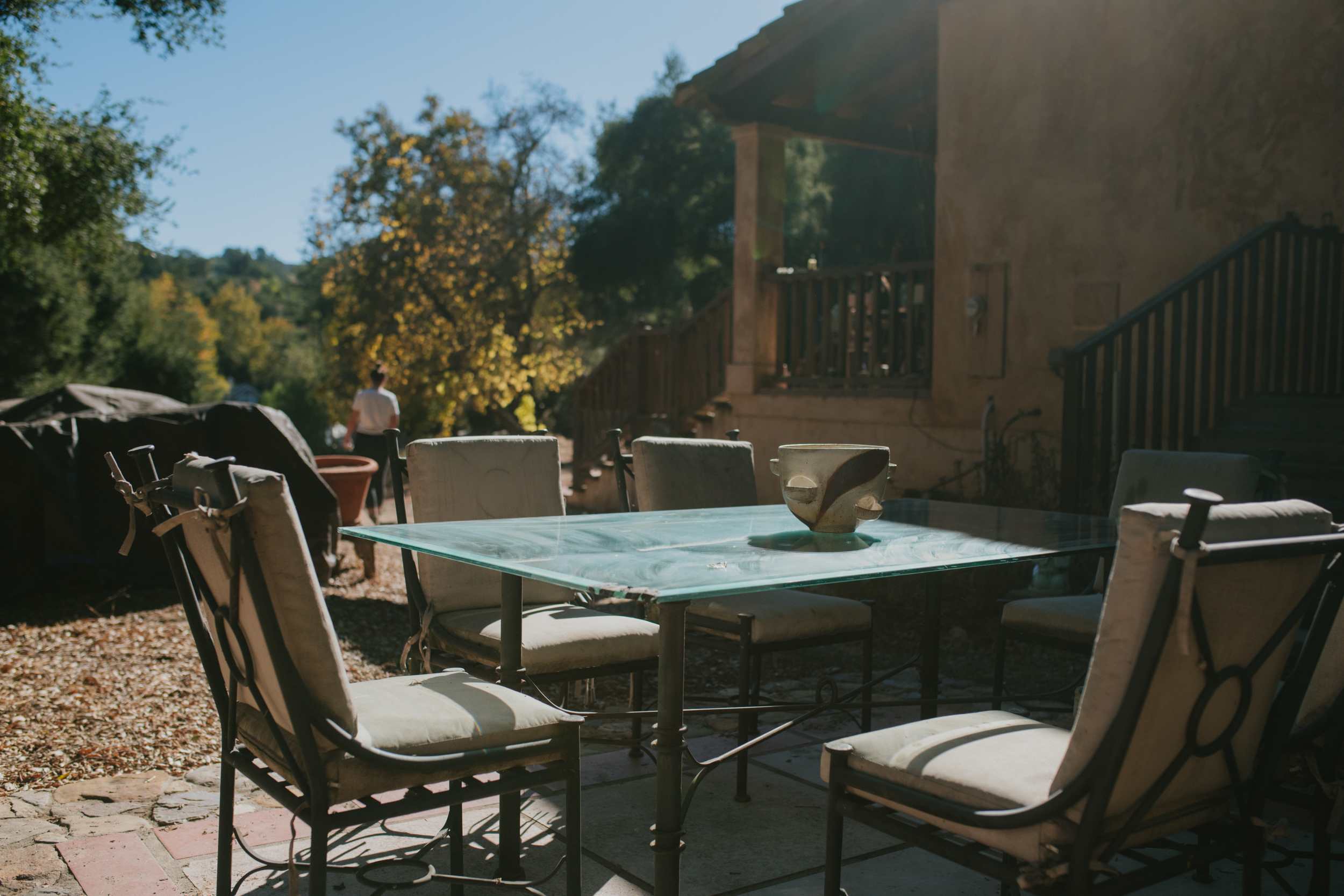 Beautiful dining table outside.