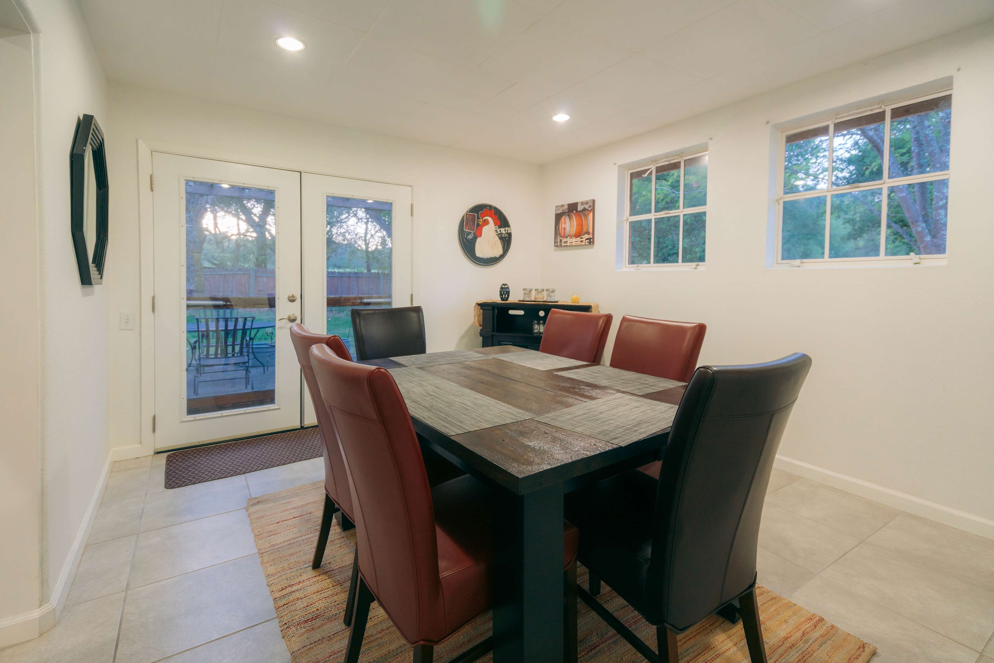 Very nice dining room.