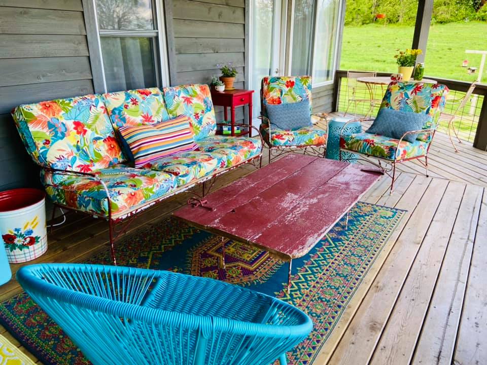 A pickup breakfast is served here on the porch every morning. Coffee at 7am, food at 8am. 