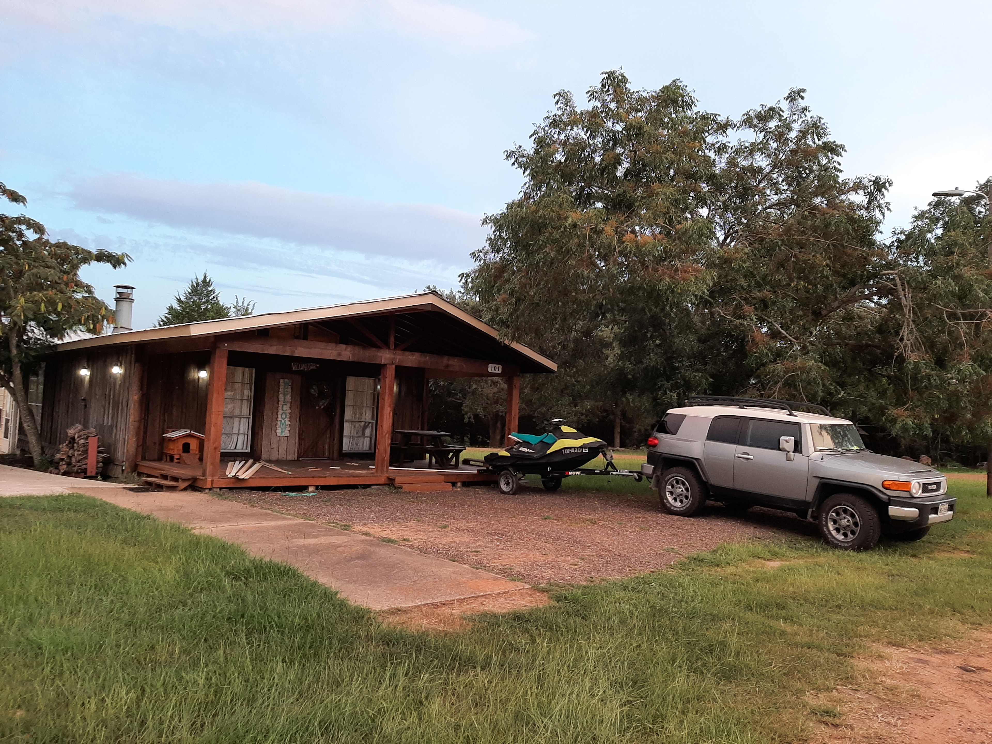 Front of cabin with plenty of parking