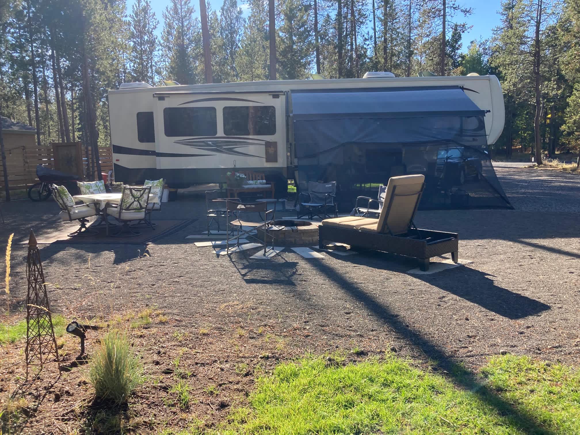 5th Wheel 42' fits on pad #1