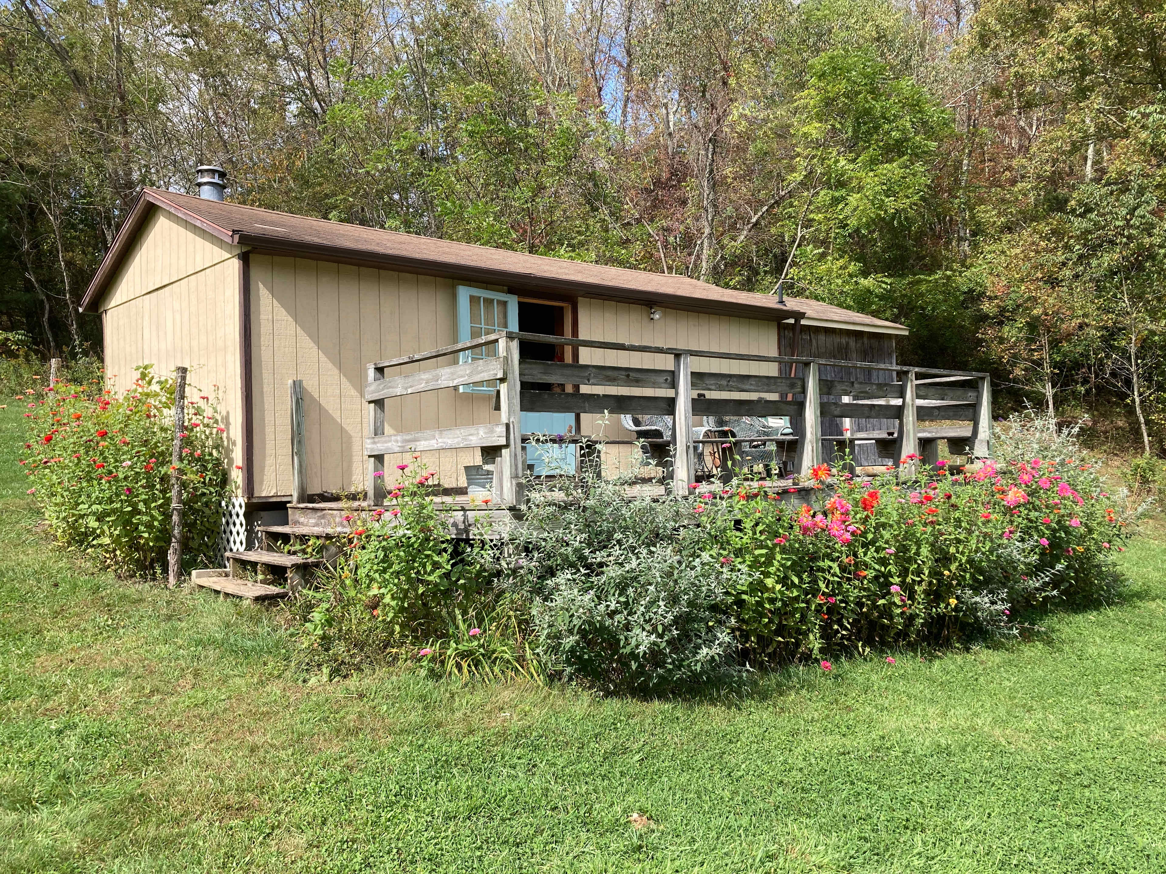 The cabin that has the bathroom facilities and a little kitchenette is just a short walk from the Lee Gypsy Wagon. 