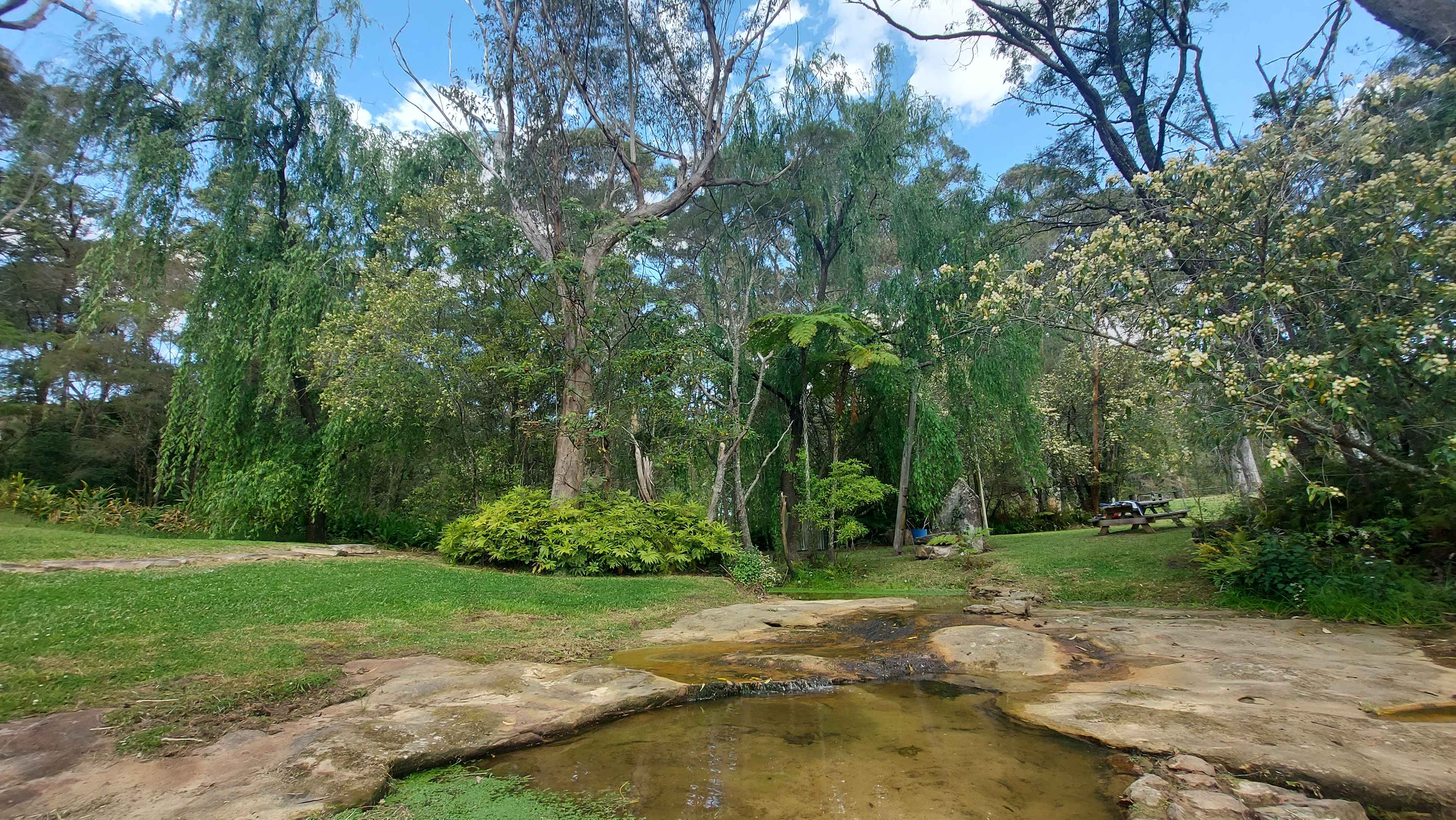 Top of the Paleesade Falls with picnic table
