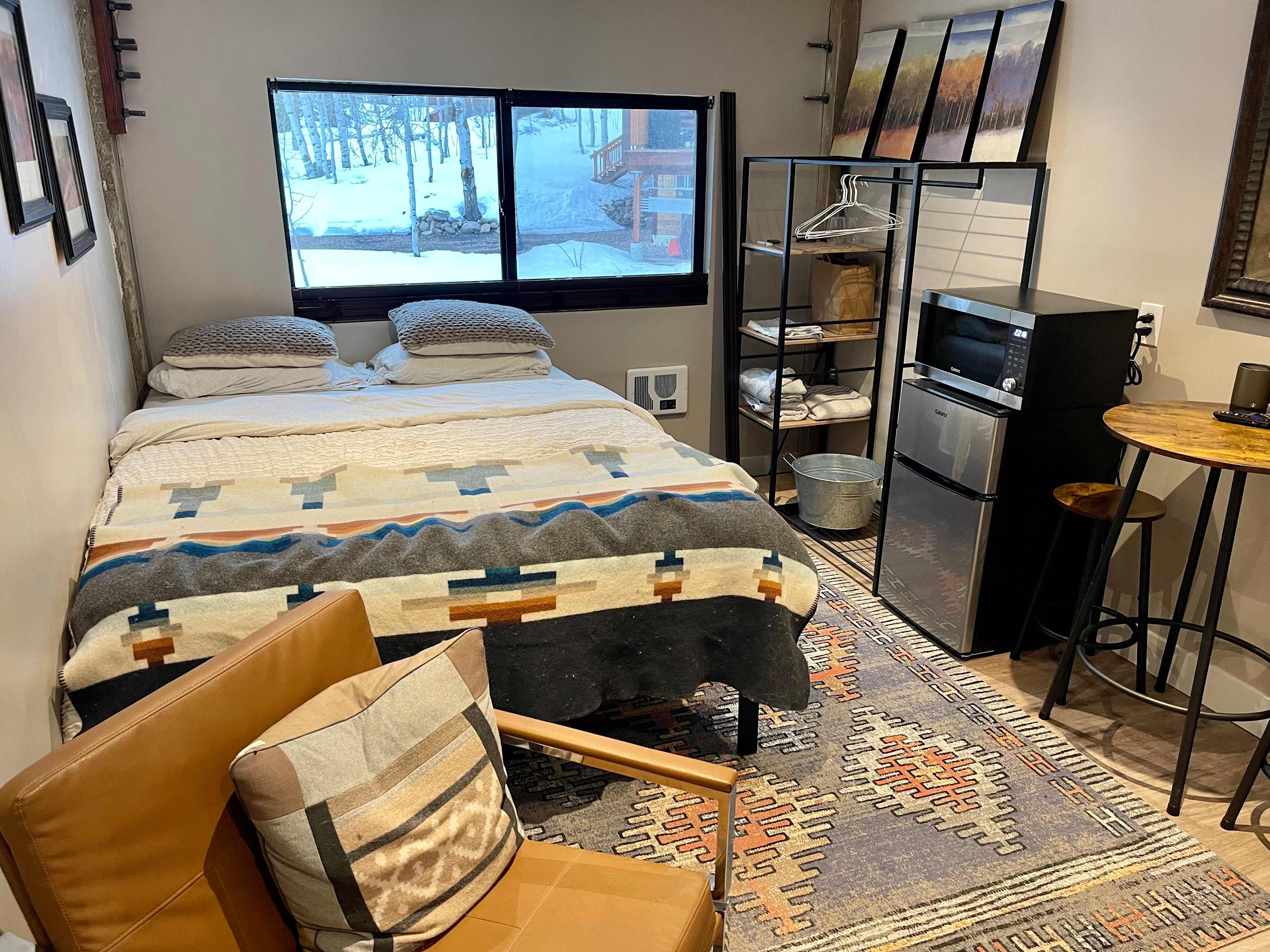 Memory foam bed, wardrobe, digital wall heater, & views of the woods!