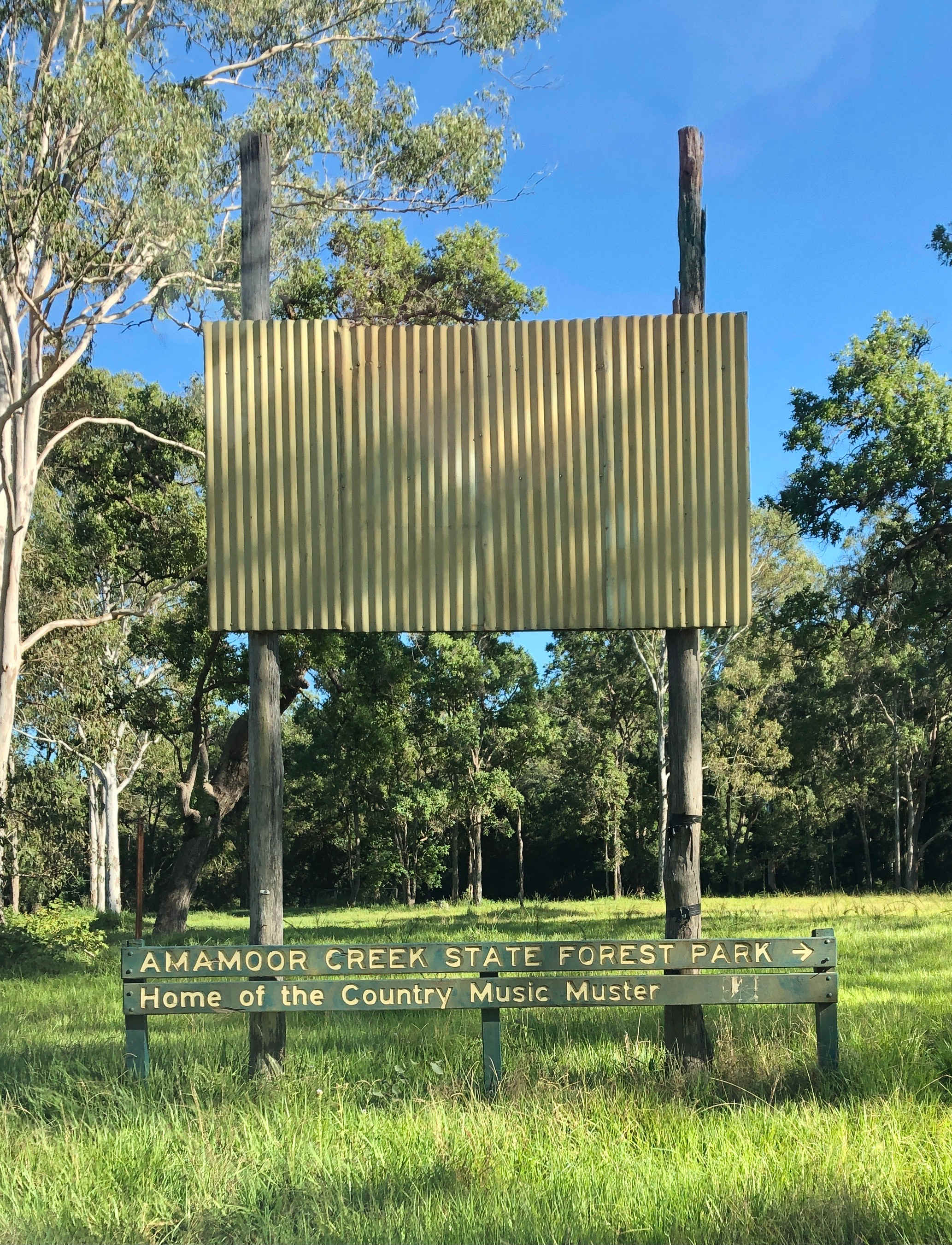 When you are facing this sign, you should turn left…. Steve’s La Dolce Vita @ Amamoor Creek is the first property after crossing # 11