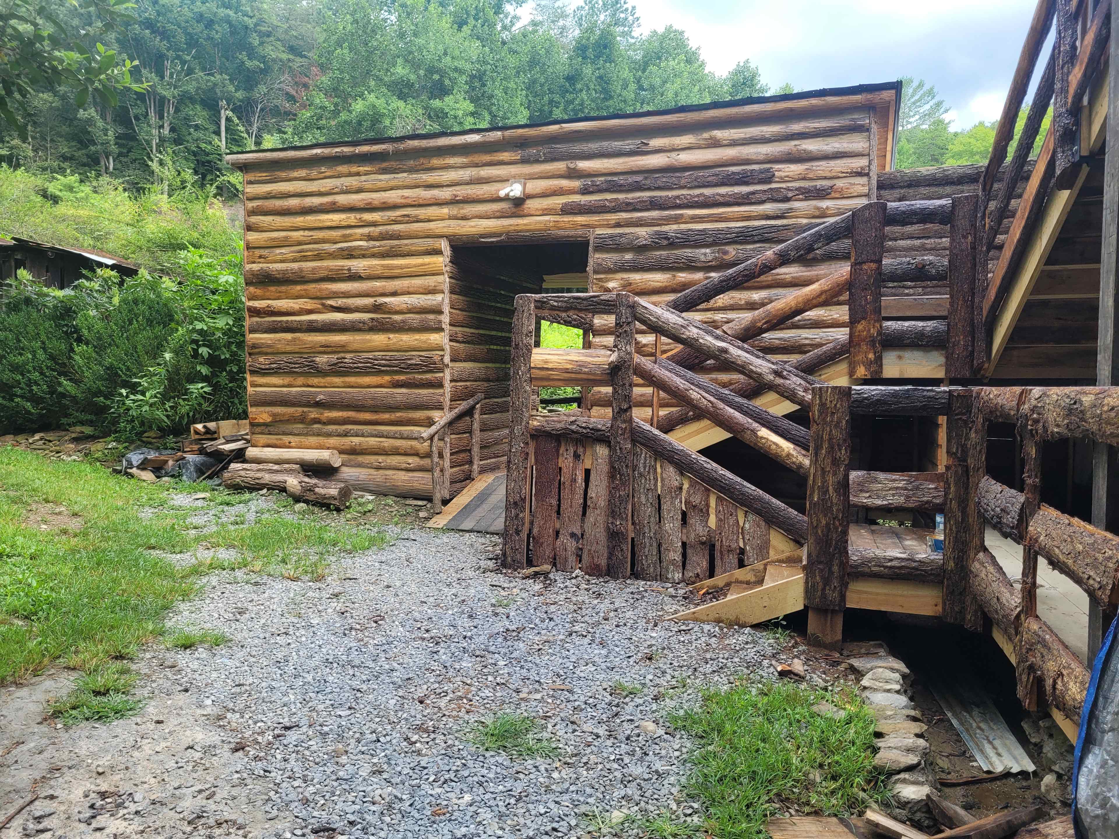 Standing Bear Farm / Hostel