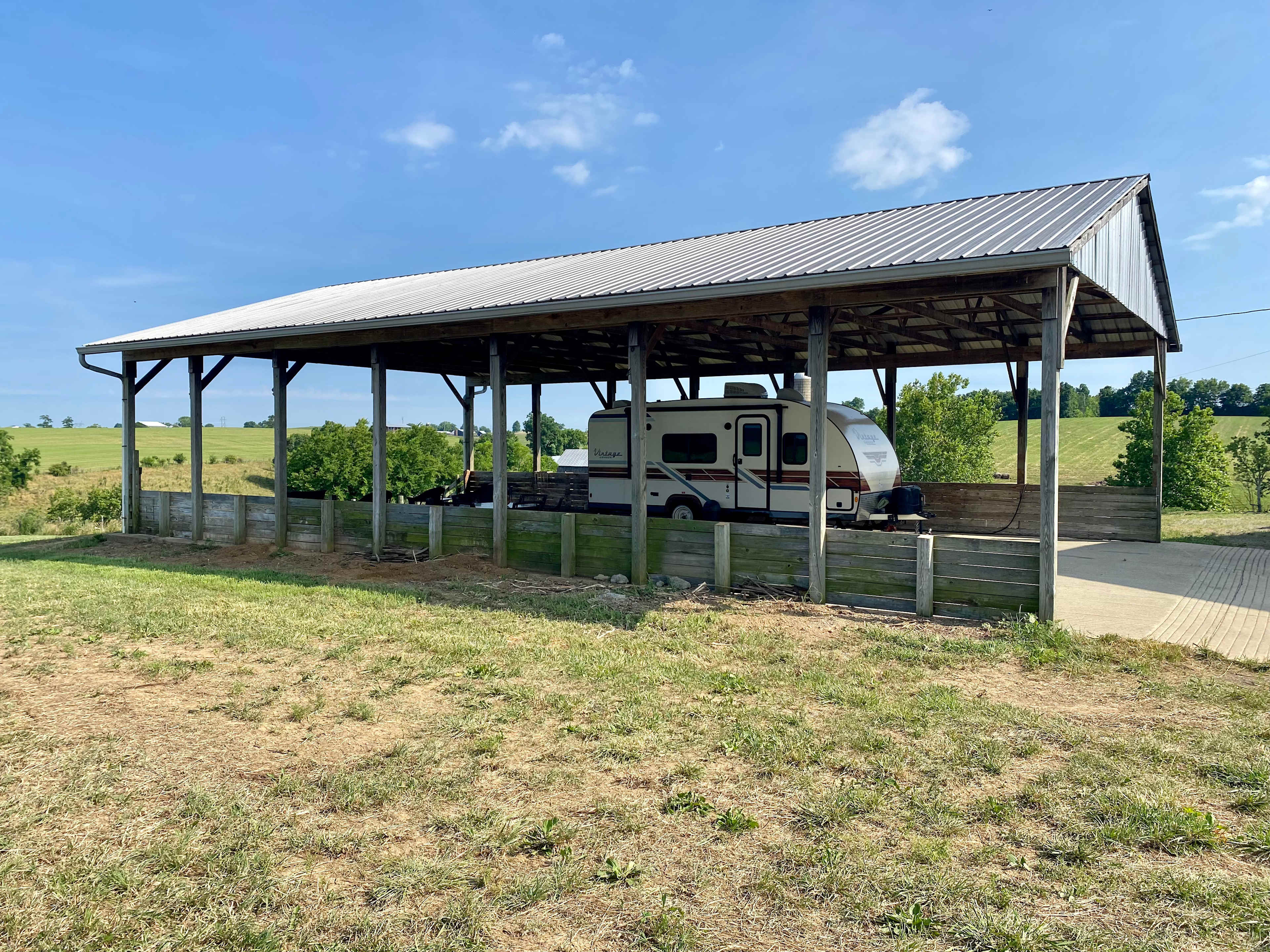 Haymark Farmstays: RUFUS RIDGE RV BARN