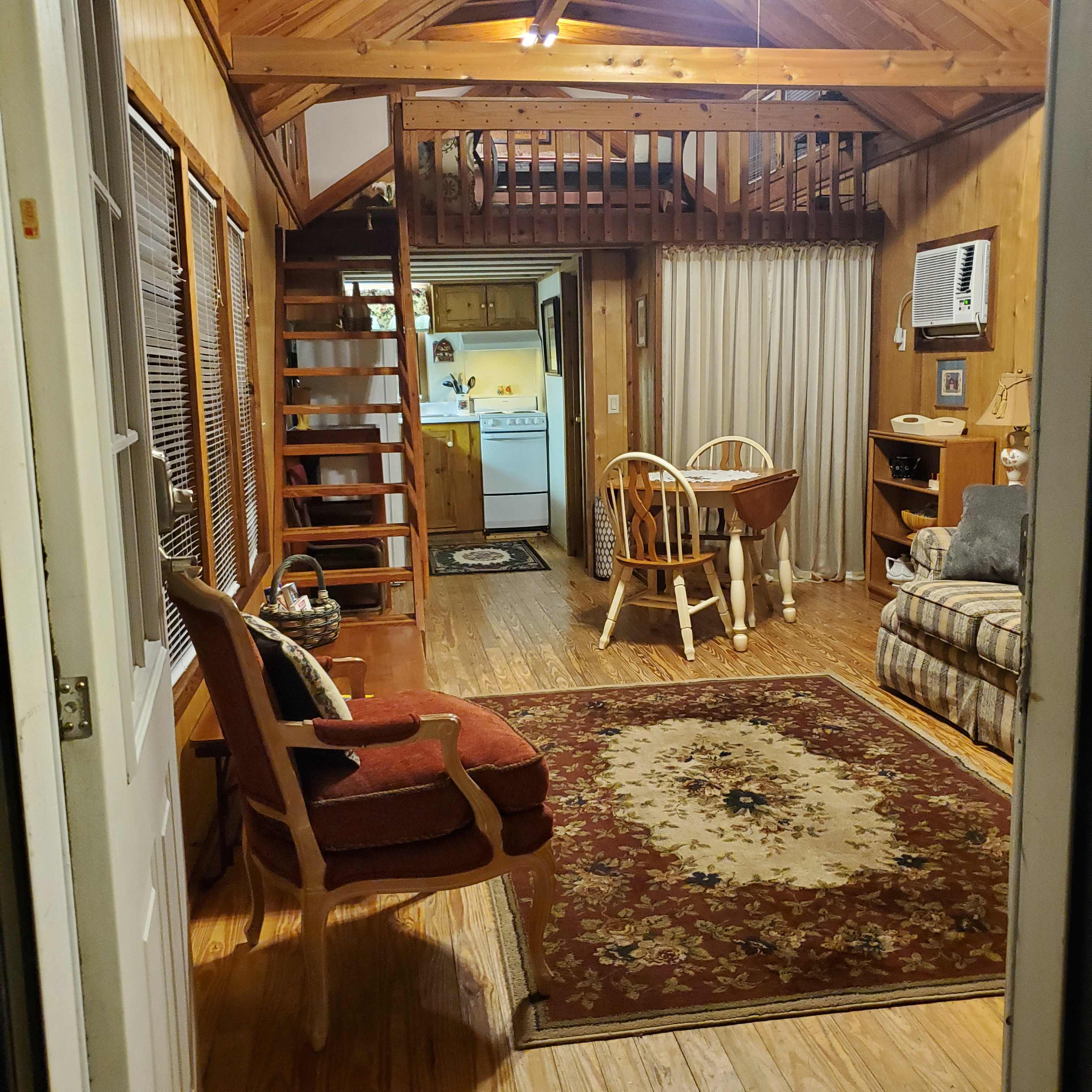 Site 1 - - Lovely country themed cabin with sleep loft