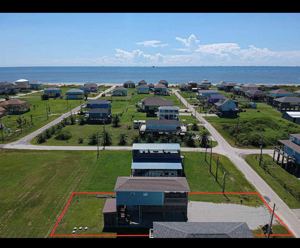 Short walk to the beaches or drive your truck 🛻 