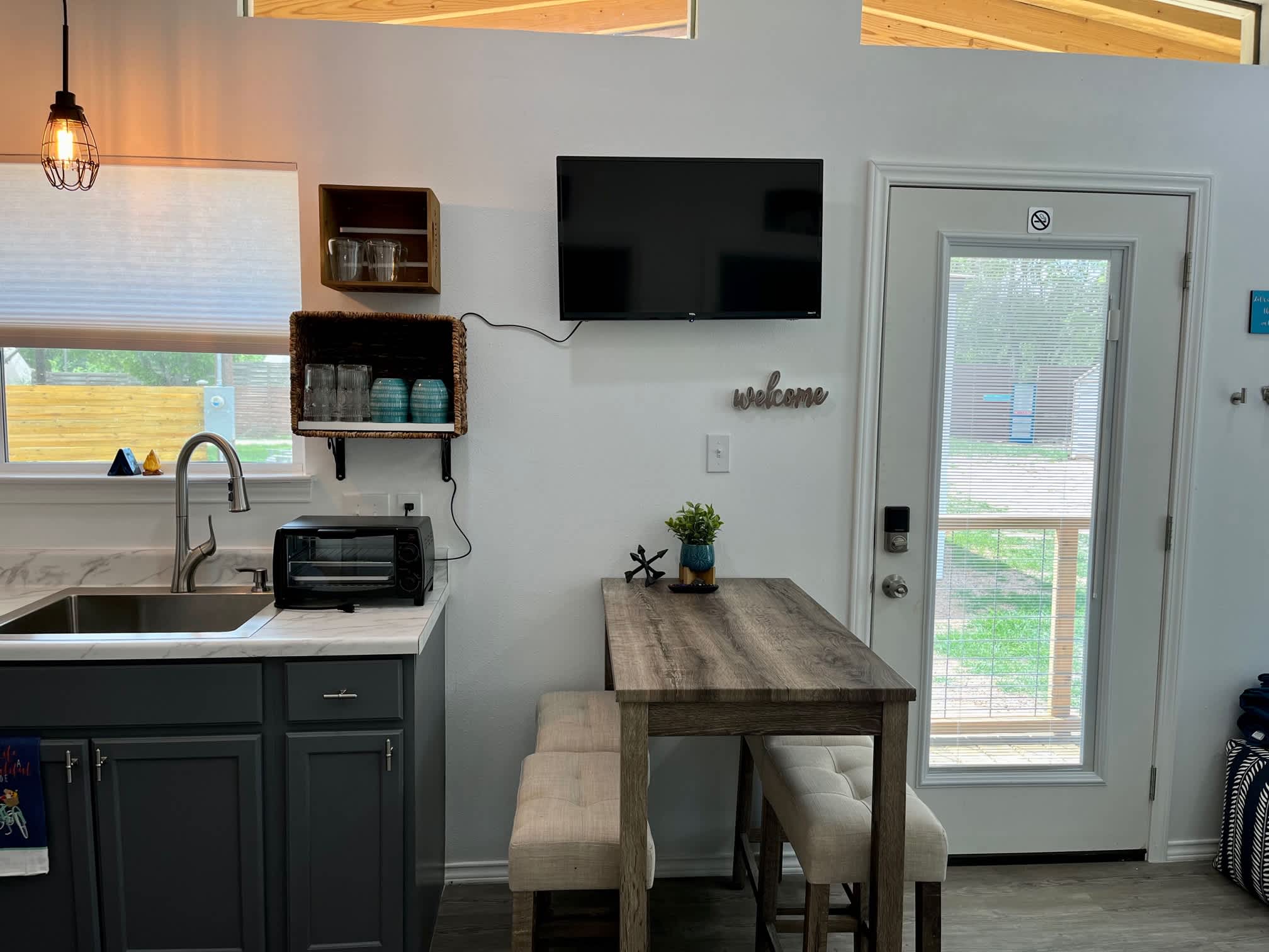 Seating for 4 at the eat-in kitchen, Wi-Fi and SmartTV provided.