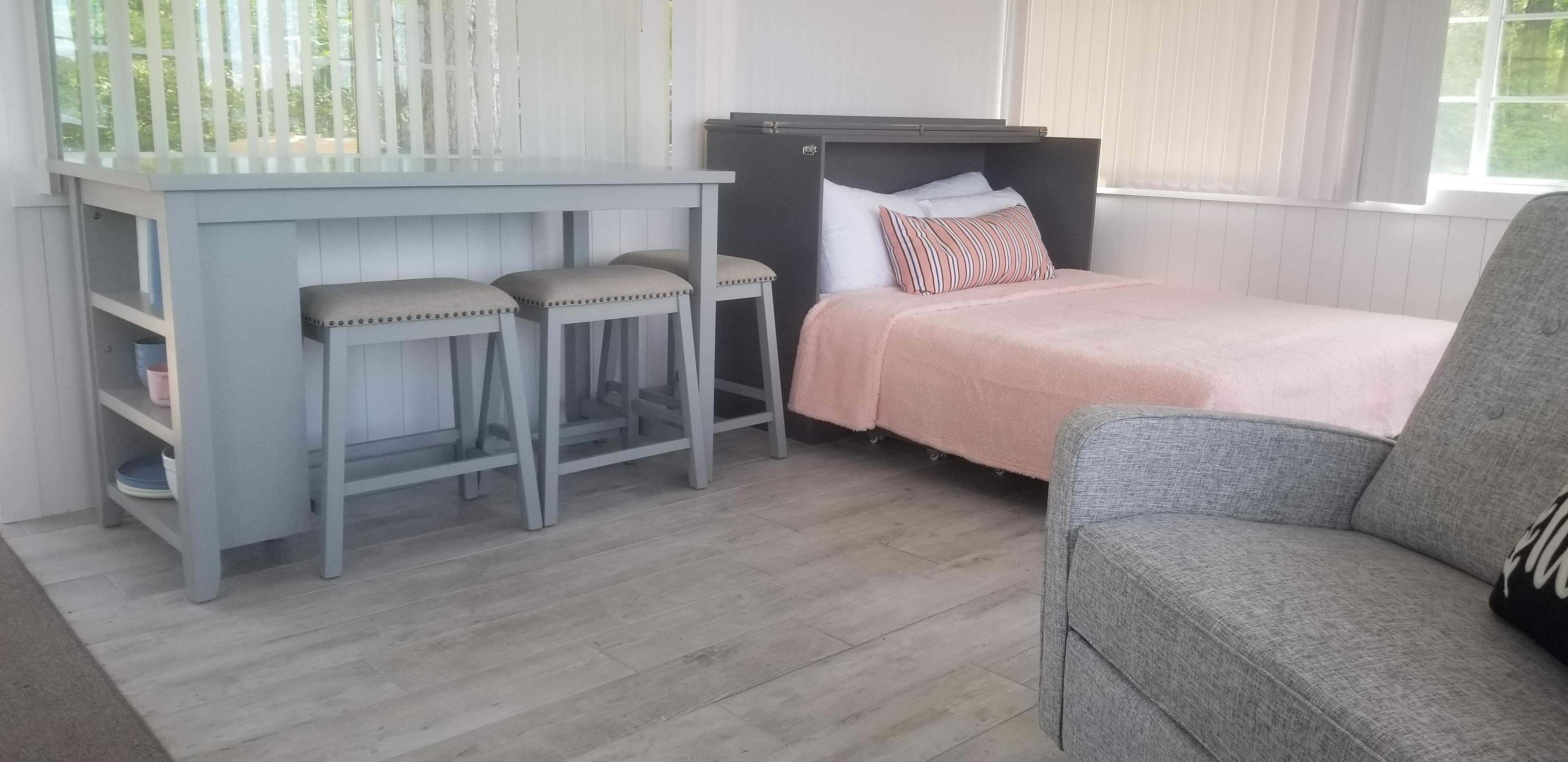 Queen bed. Dining table.