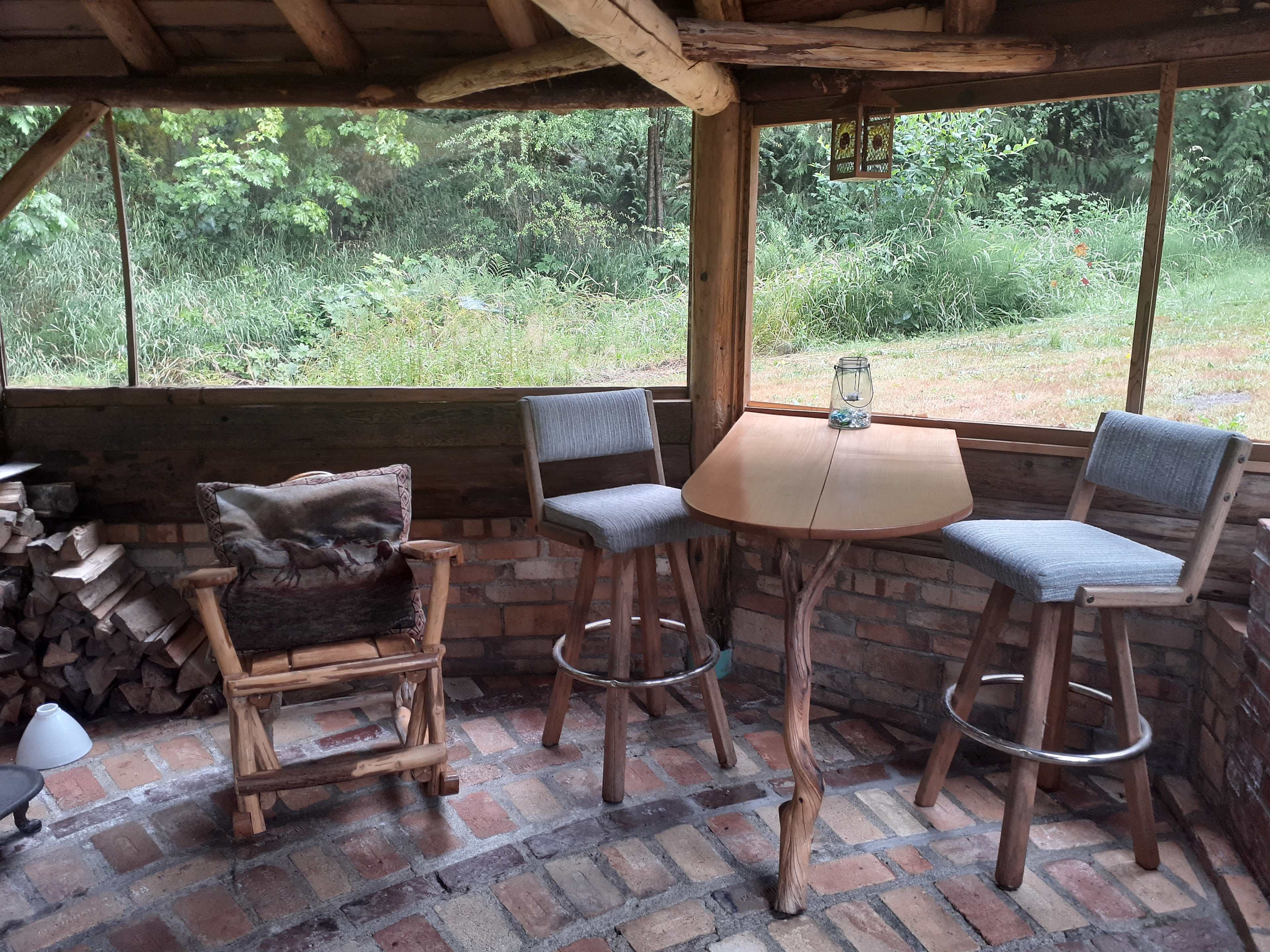 Gazebo half-cabin