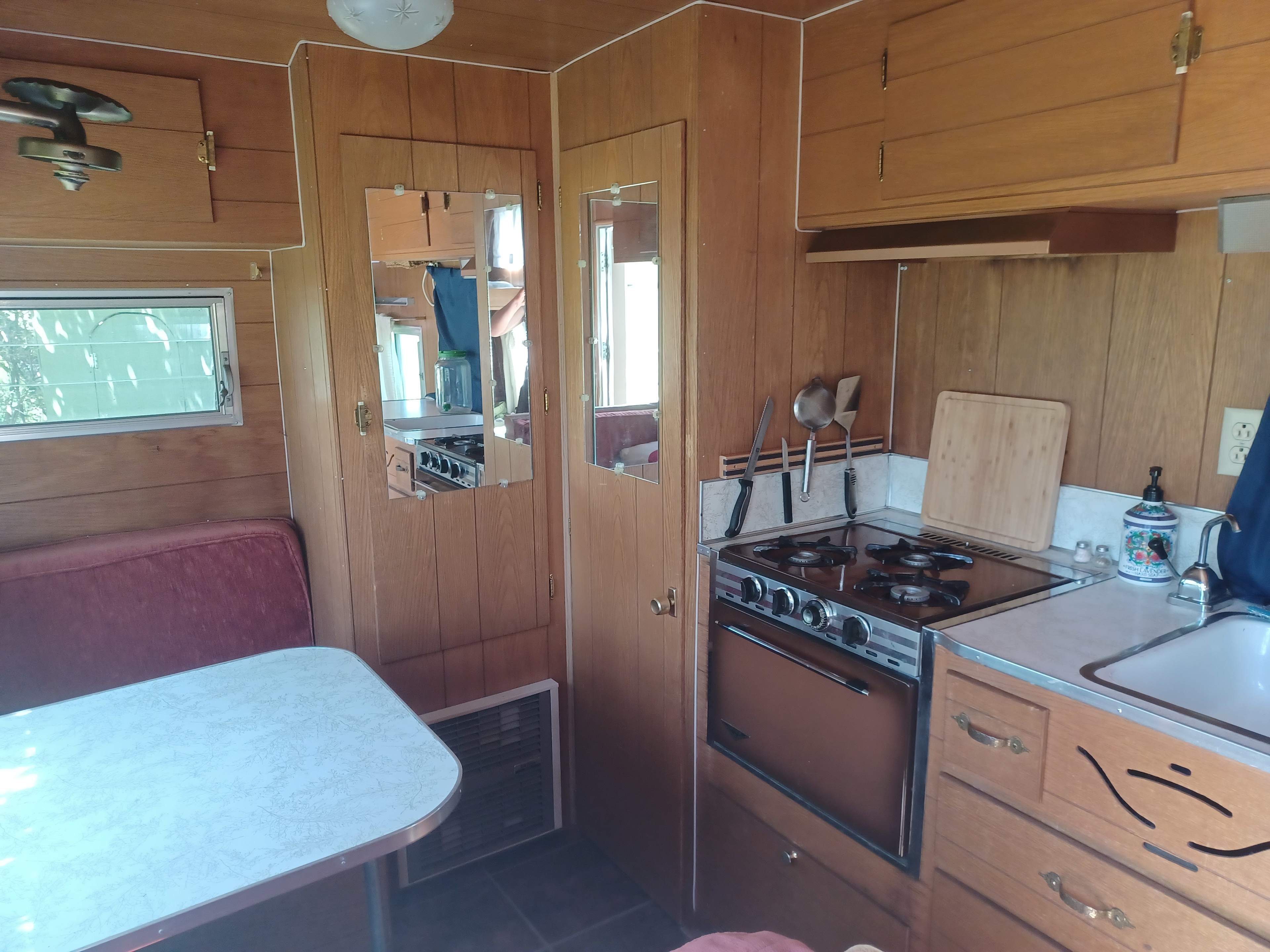 equipped fully functioning kitchen and eating area