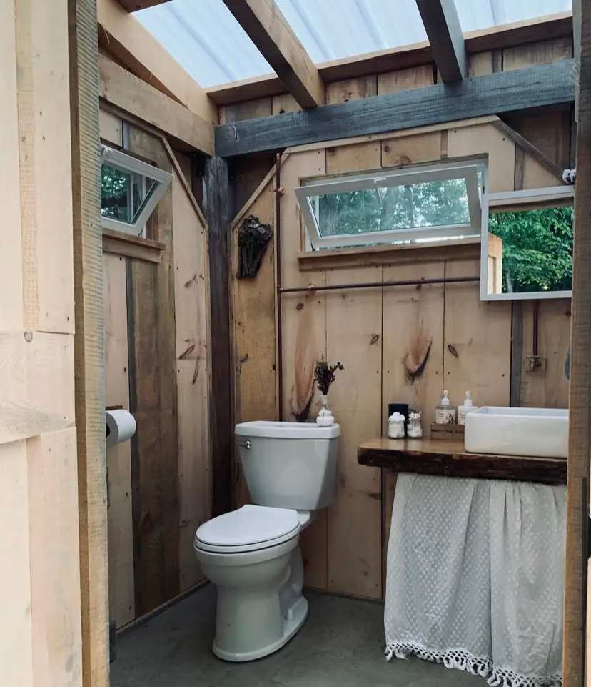 Flushing toilet connected to septic 