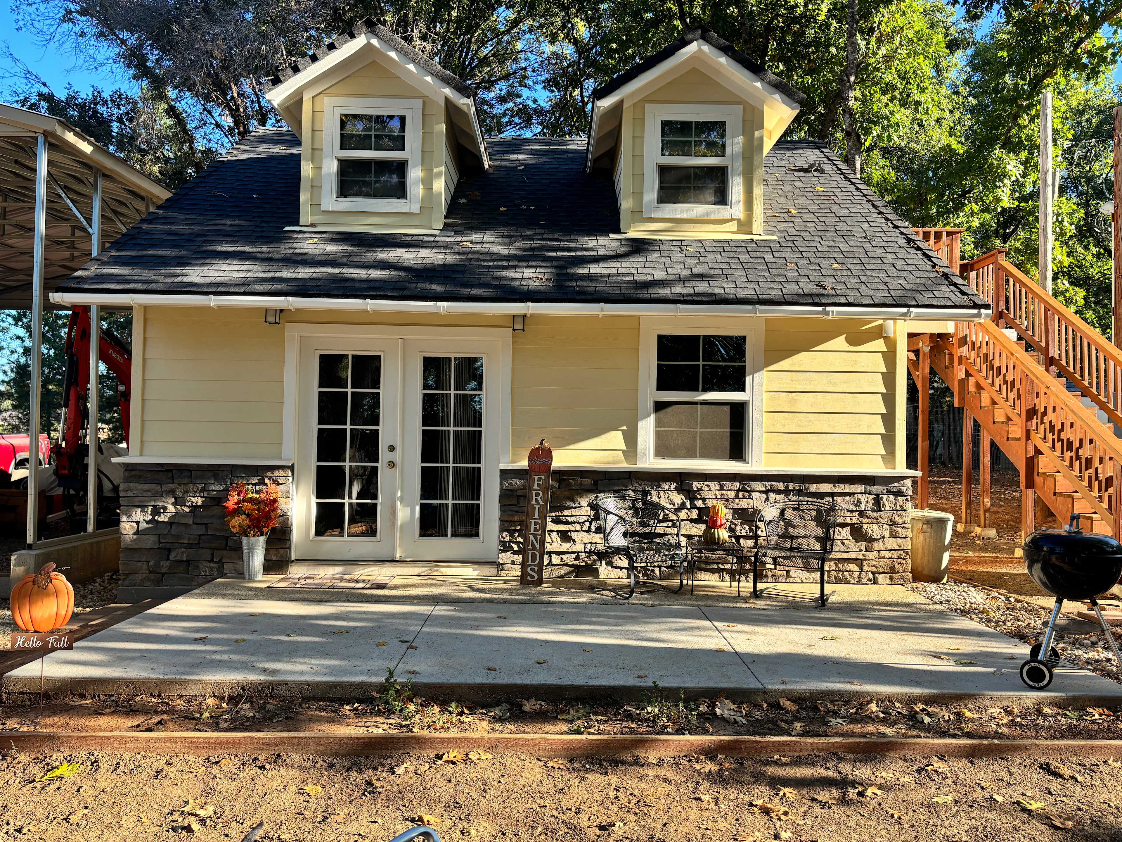 Enjoy beautiful sunrises and sun sets from the front porch. 