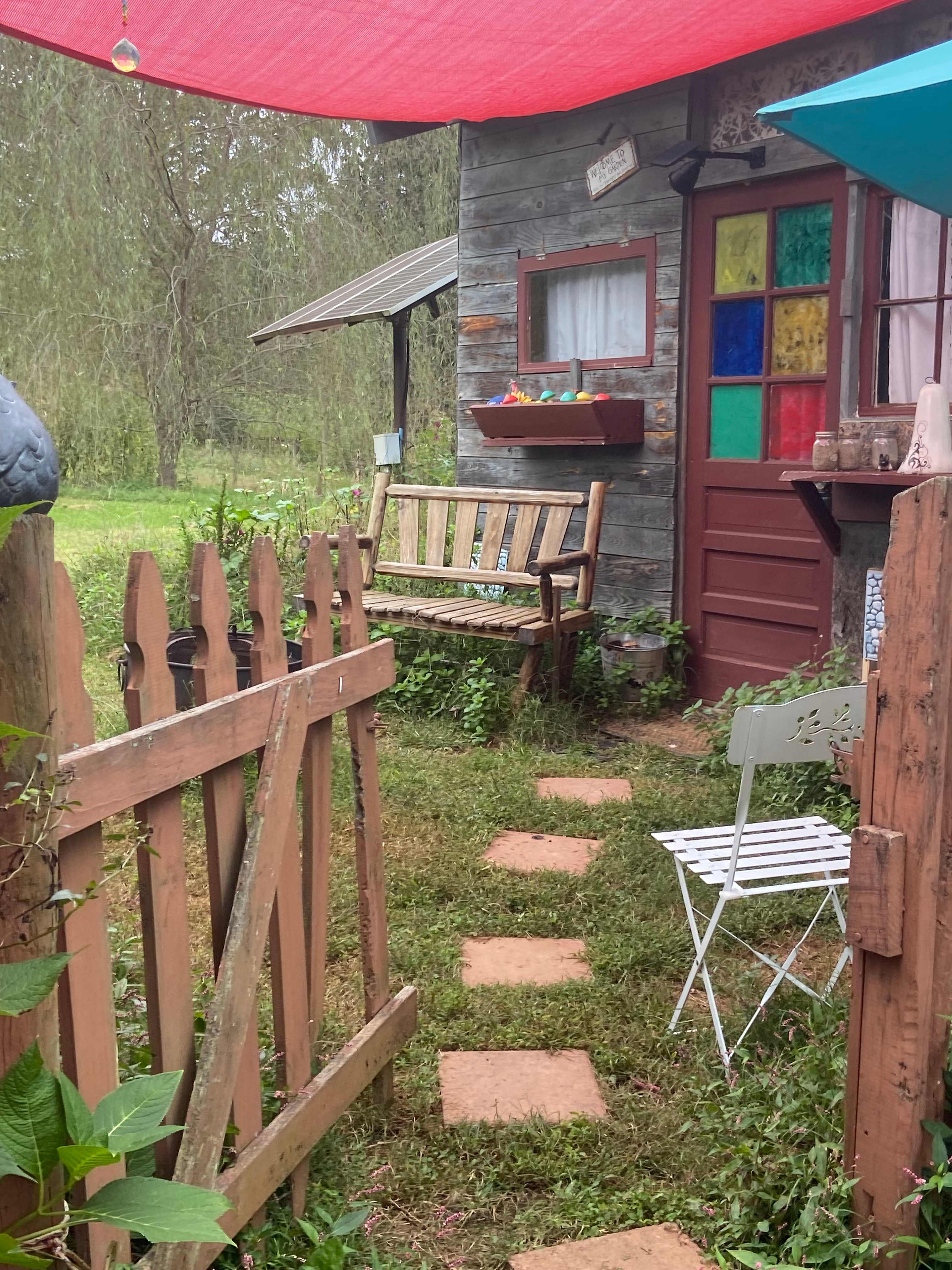 Mini Farm Cottage (w/hot tub)