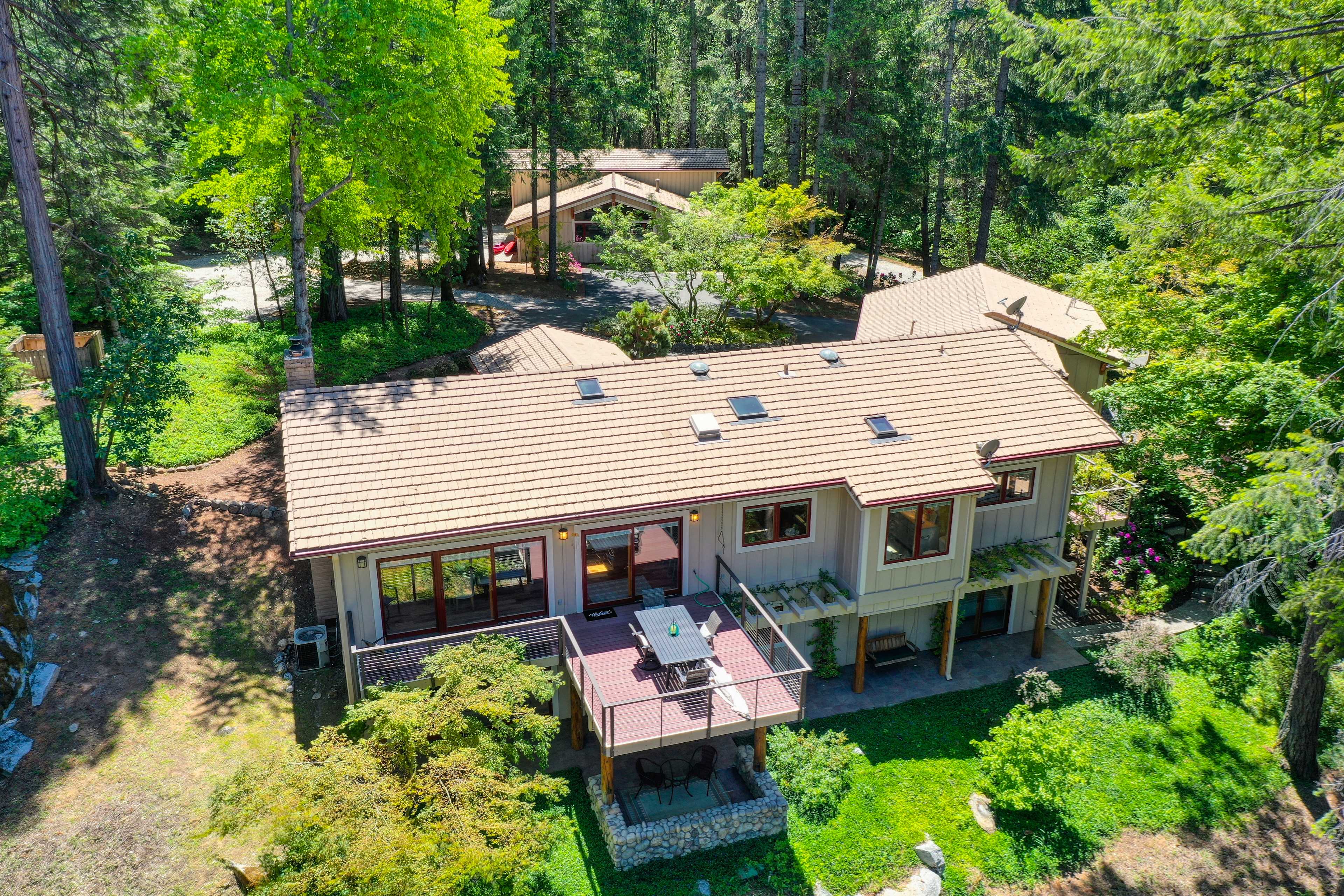 Creek-Front Cabin, 8 Acres +Hot Tub