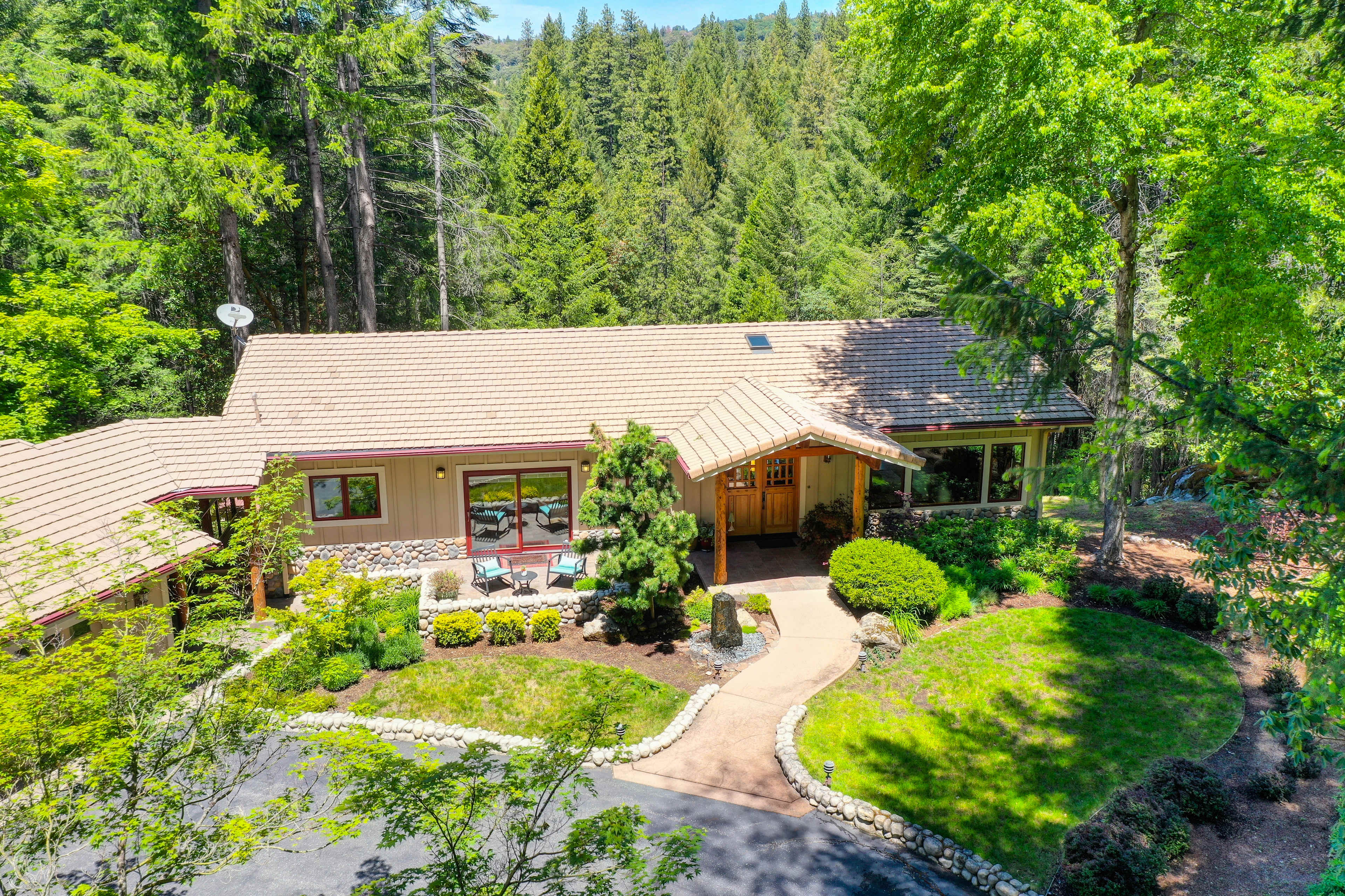 Creek-Front Cabin, 8 Acres +Hot Tub