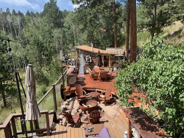 Front of cabin and entrance way.