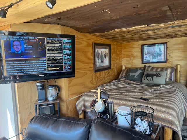 Queen bed with TV and Direct TV