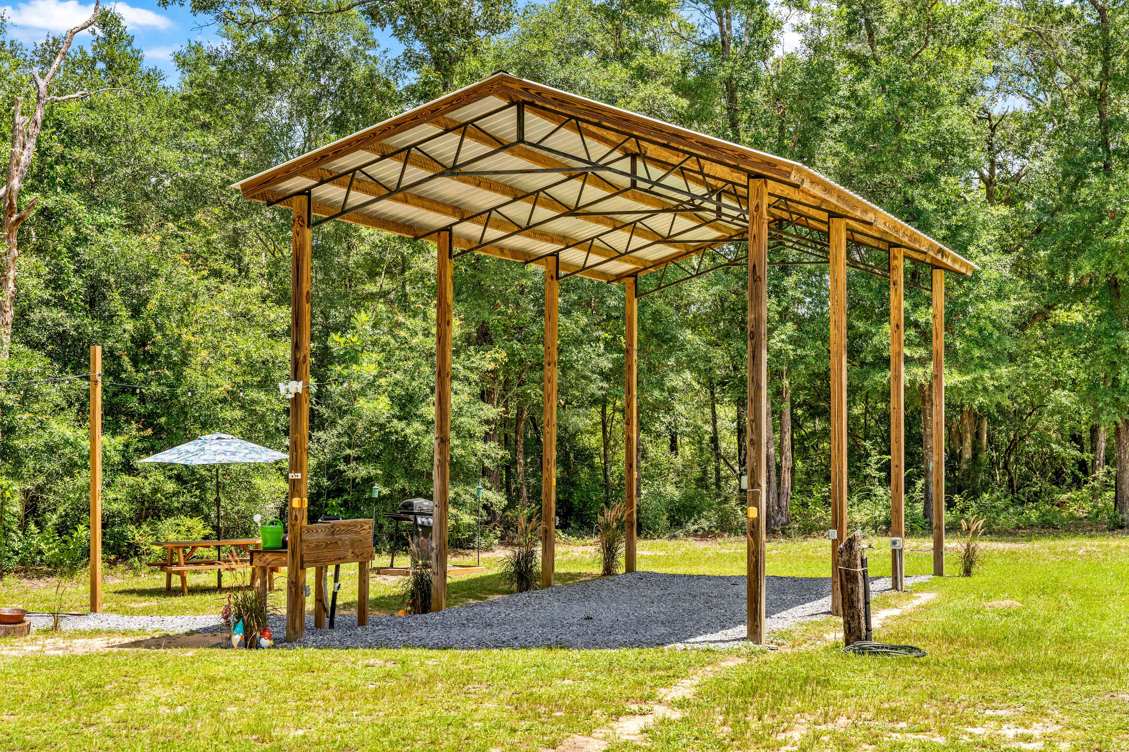 Pole barn w/power & water hookup