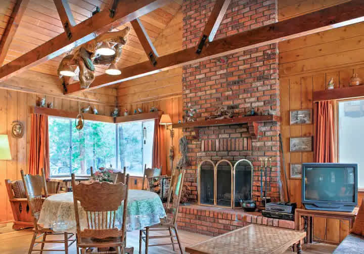 Gorgeous Hardwood Cabin in Wrightwood