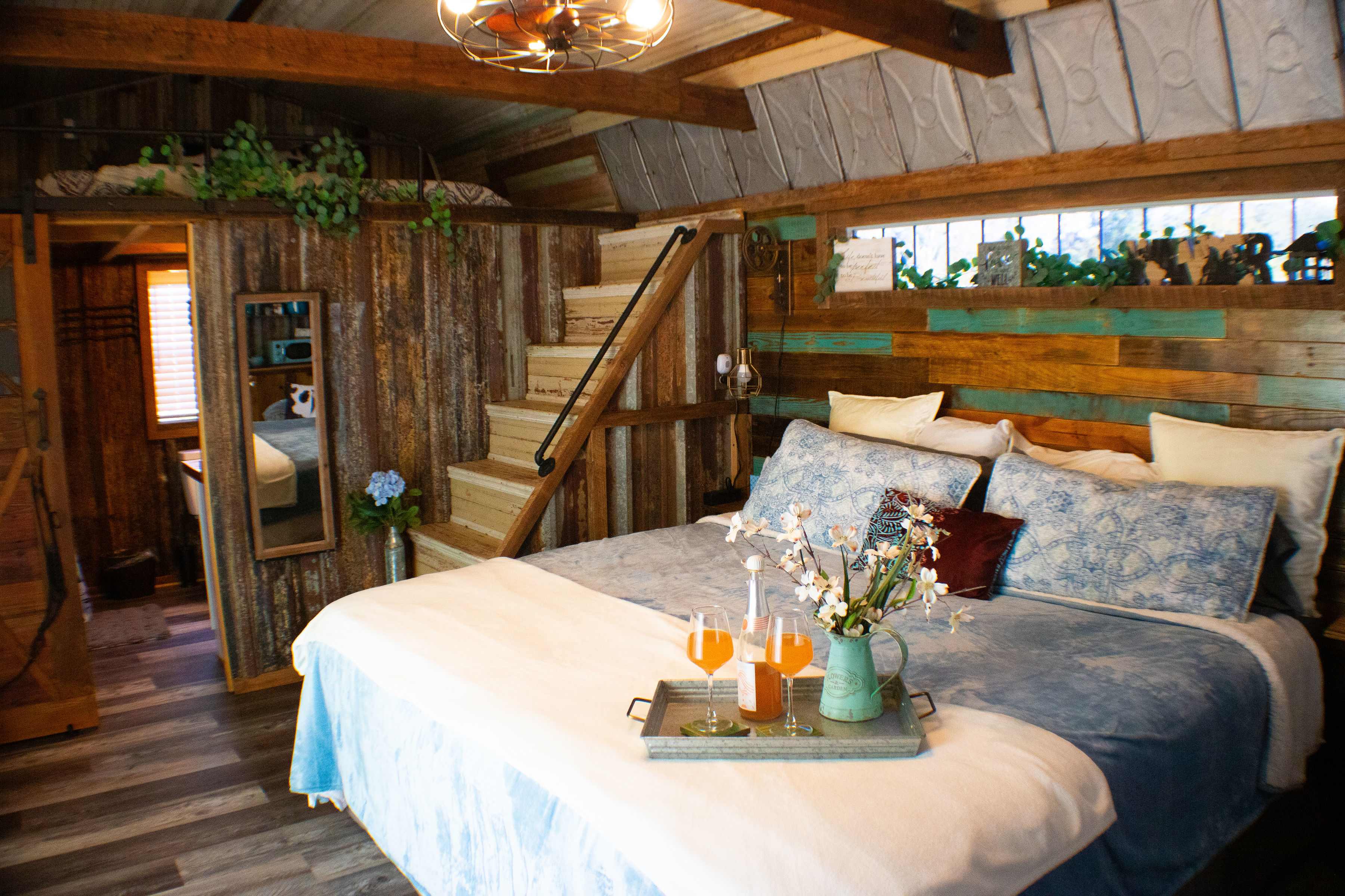 Secluded FarmStay, KING Bd, HOT TUB
