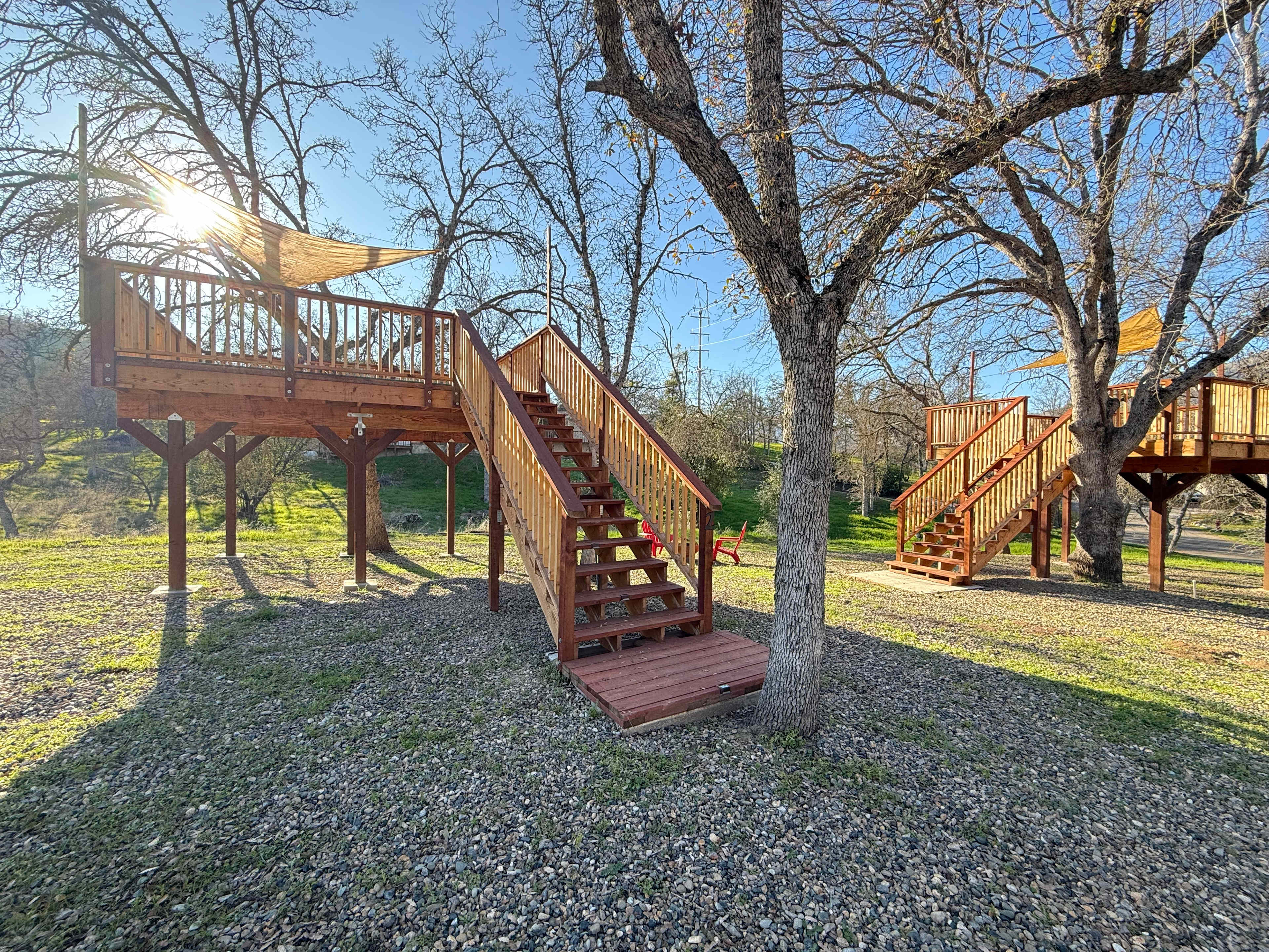 Treehouse Decks 2 separate listings w shared bathroom. Please be courteous to other guests.
