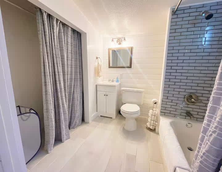 Renovated 1950s Cabin with hot tub