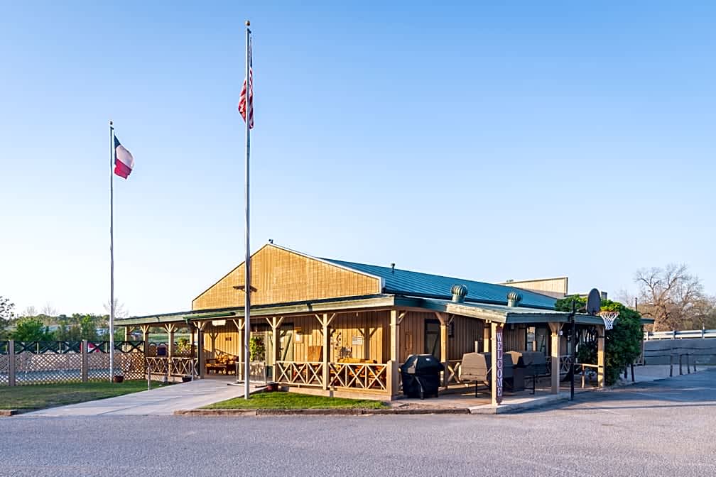Pioneer River Resort
