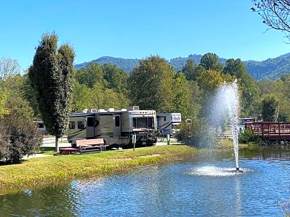 Deluxe Scenic Back-In RV Site