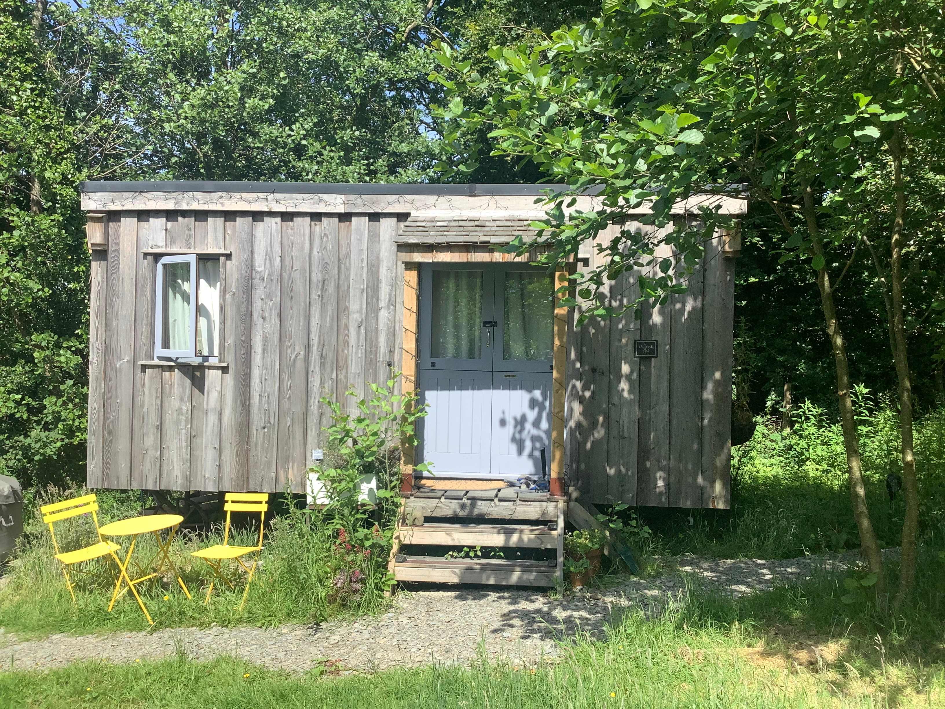 Private woodland Hut & kitchen deck