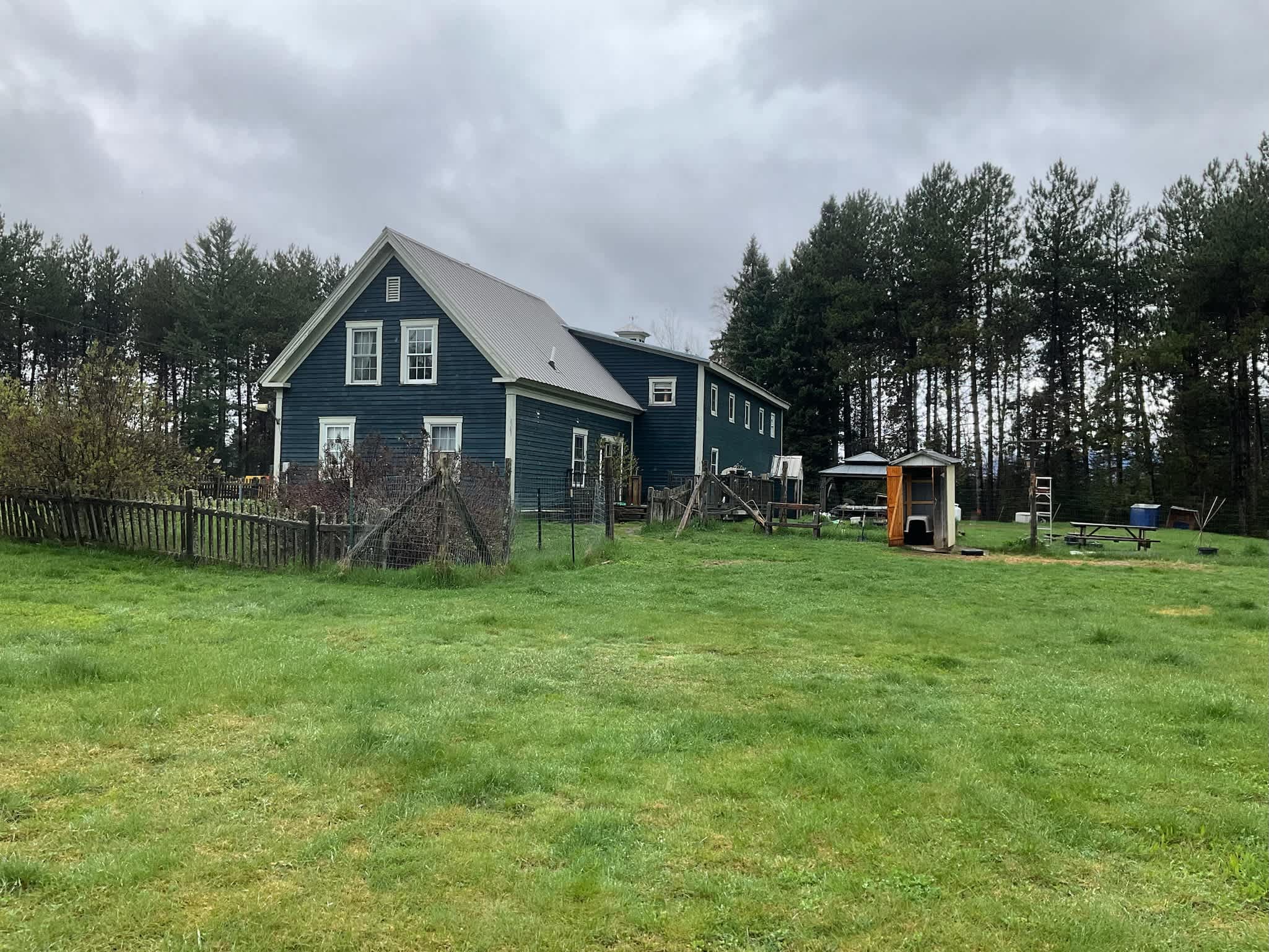 The Maine Roadhouse Hostel & Lodge