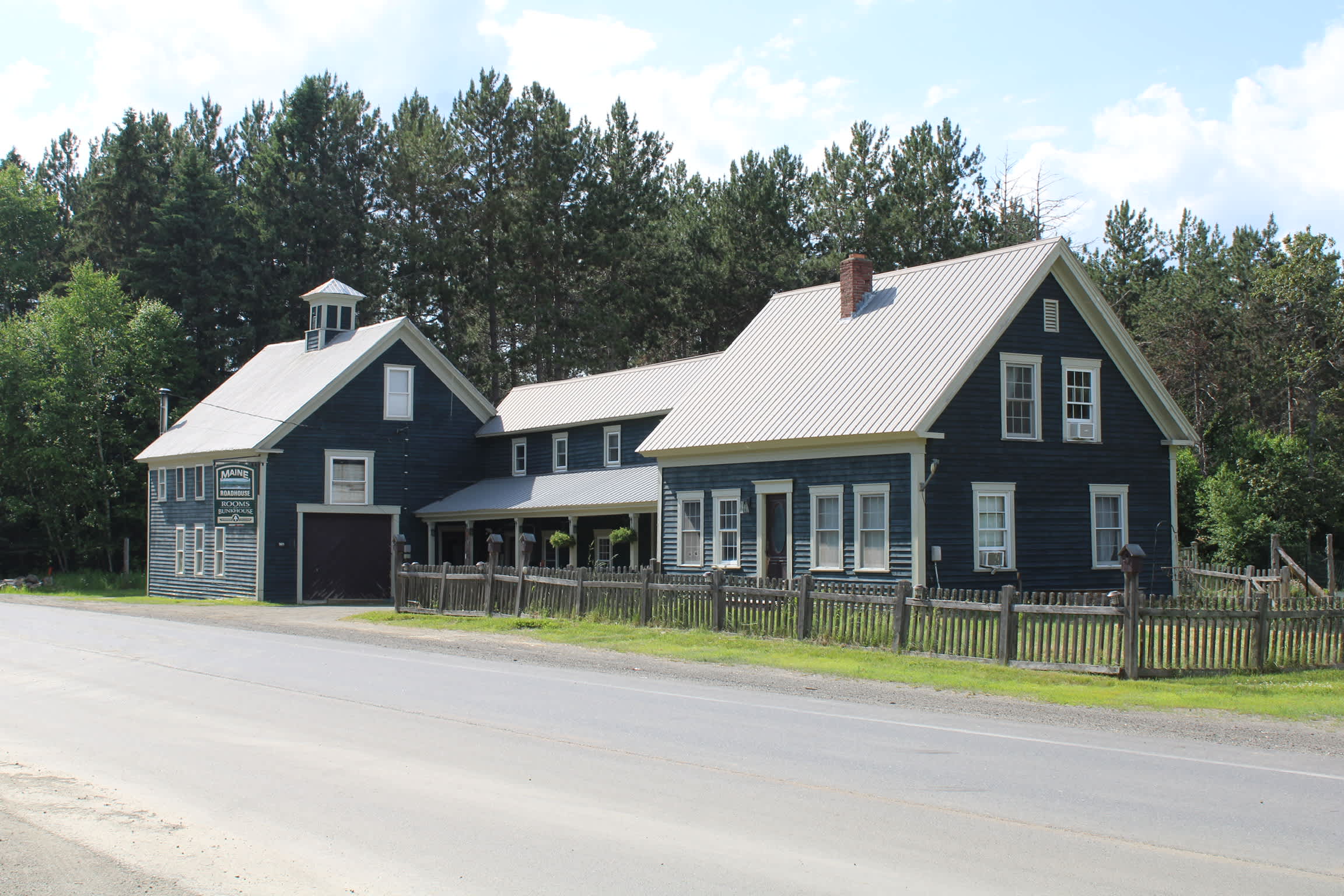 The Maine Roadhouse Hostel & Lodge