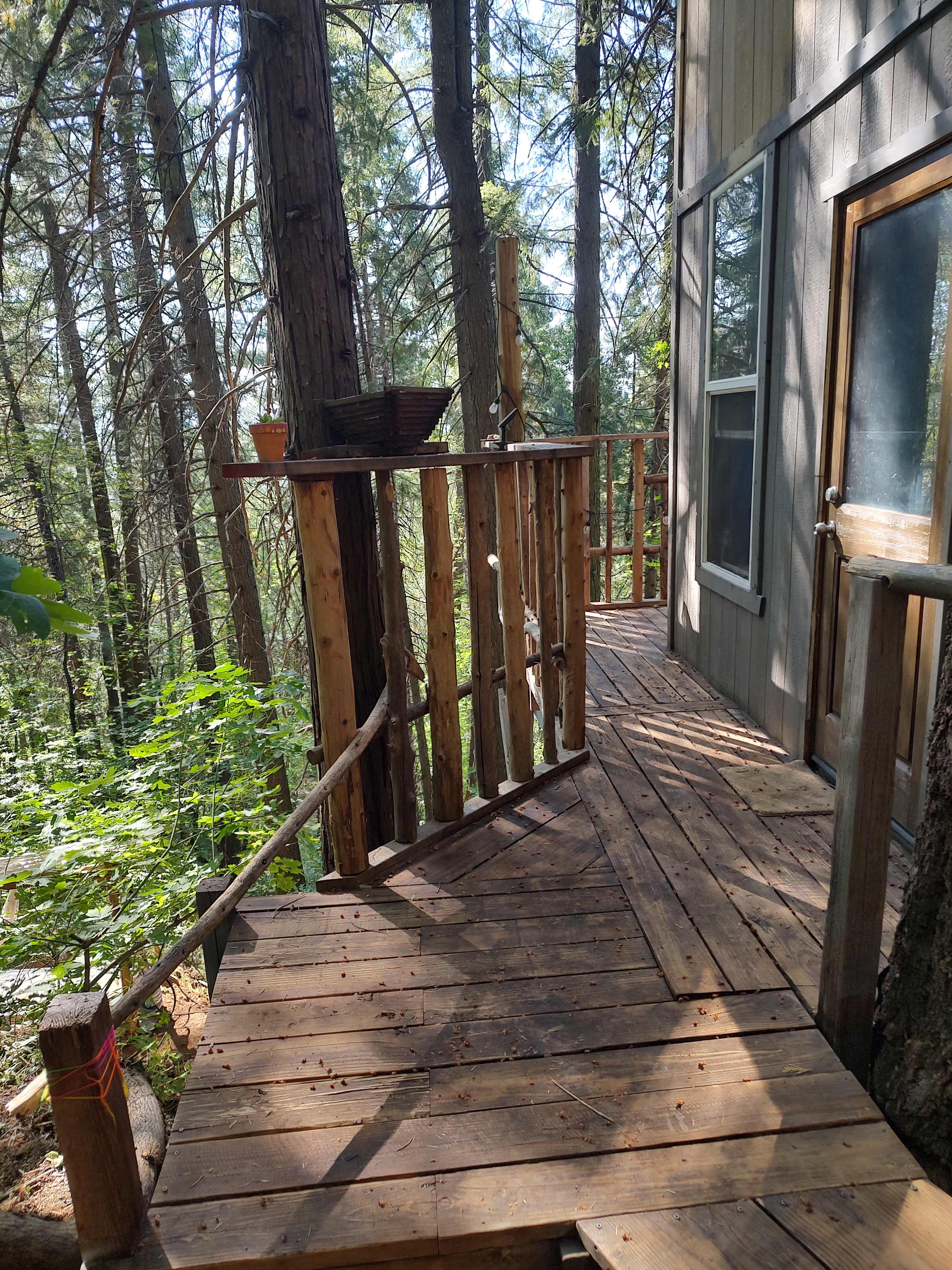 Offgrid mountainside treehouse