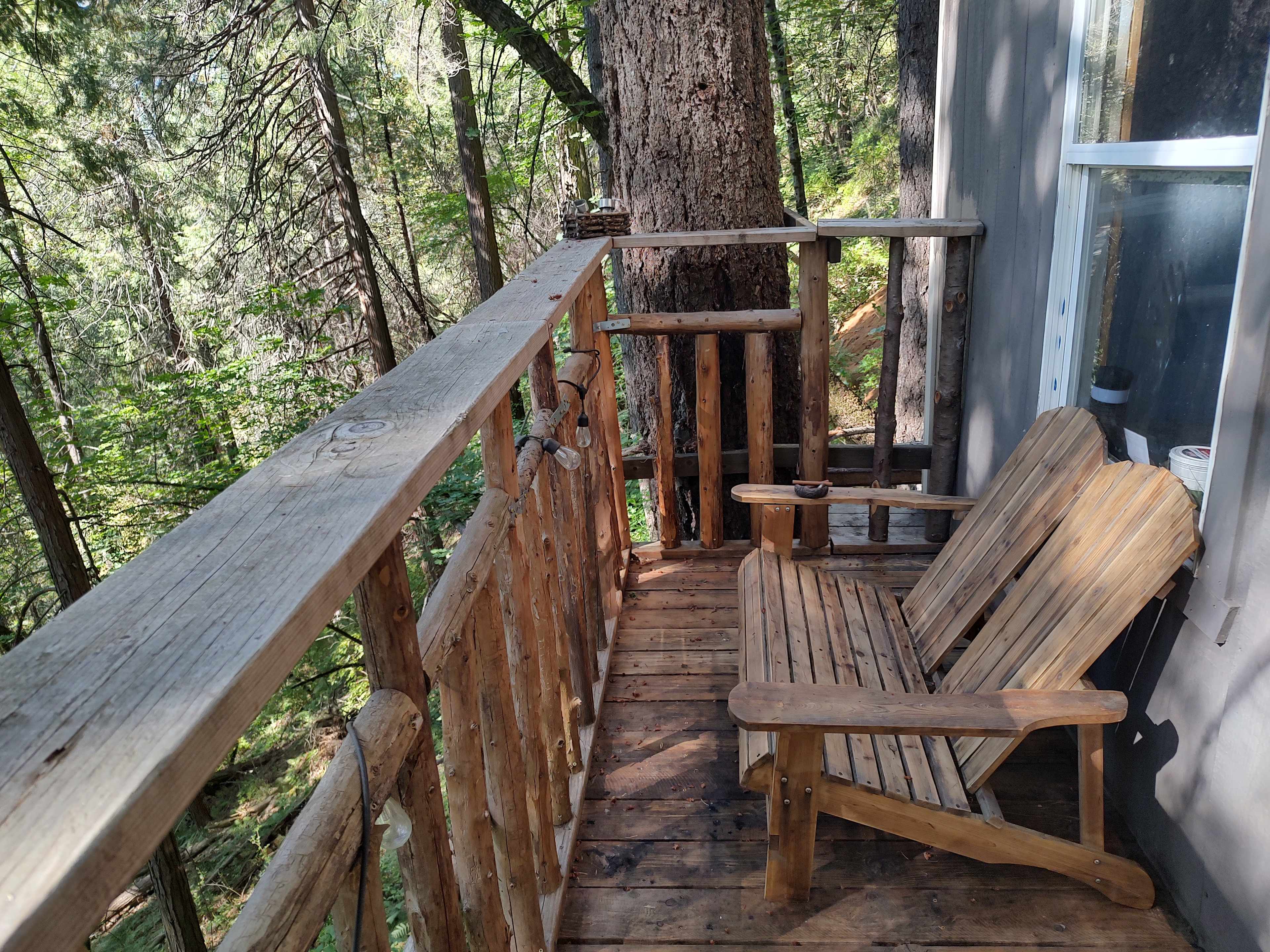 Offgrid mountainside treehouse