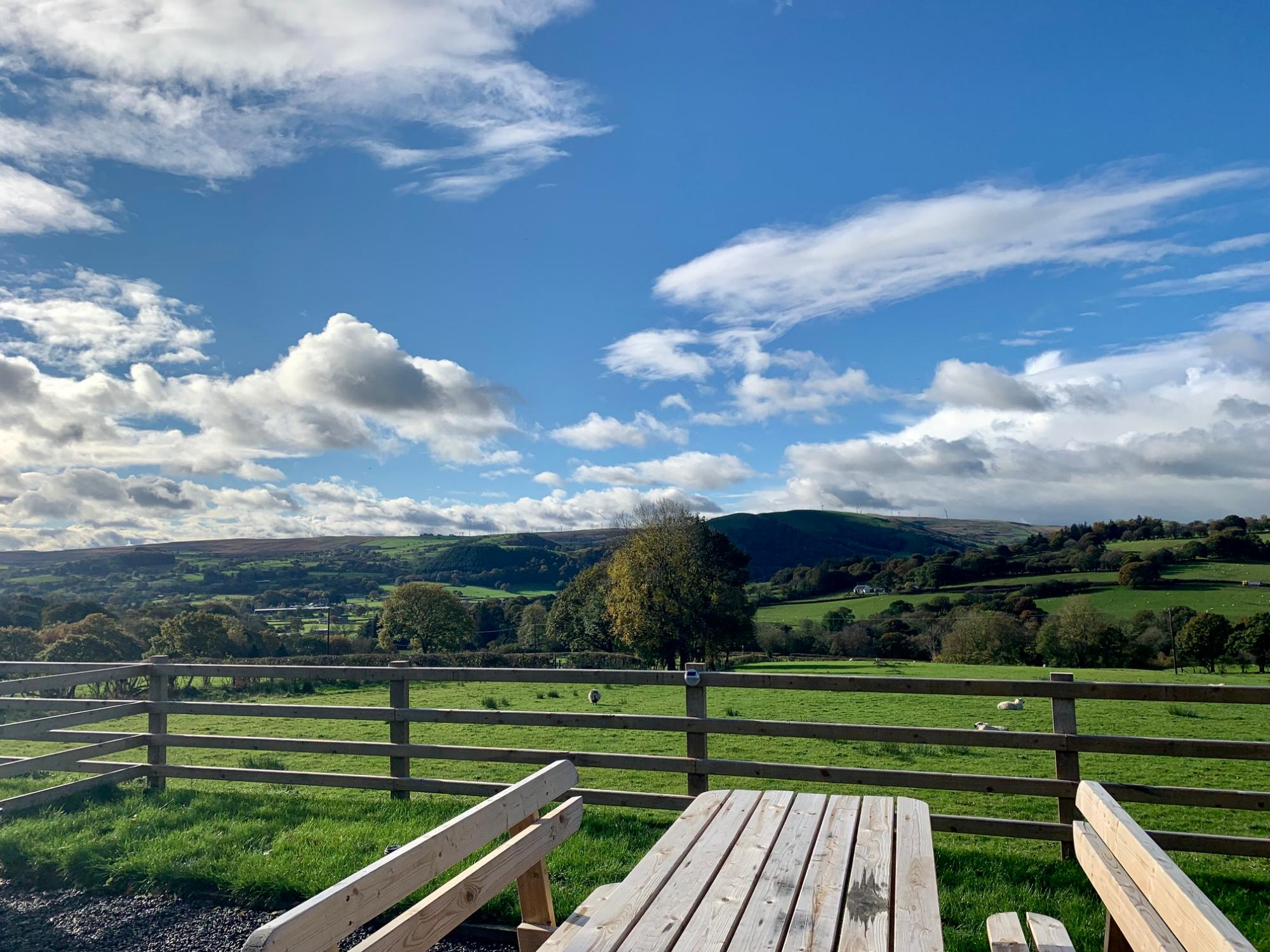 Cerniog: Luxury Cabin with hot tub